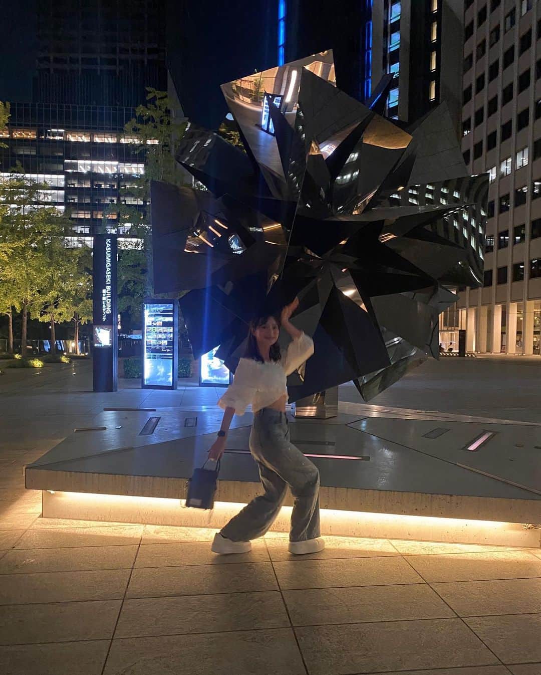 のインスタグラム：「気分がよさそうな3連あげます🧠💞  もう明日から8月、早すぎる〜。 体感だと今年まだ3ヶ月しか経ってない！！！！！！！！  tops : #ZARA denim : #nikoand  sneakers : #GU bag : #maisonmargiela」
