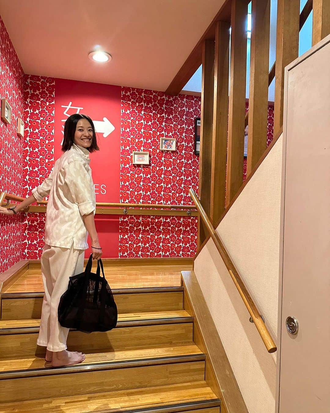 佃井皆美さんのインスタグラム写真 - (佃井皆美Instagram)「先日、サウナの先輩小池里奈ちゃん （@koike_rina_93 ）と おふろcafe utatane （@ofurocafe.utatane ）に行ってきました〜♨️  実はここ、 埼玉県の大宮駅からちょっといったとこにあるんだけど、 私、めっっちゃ地元です！！！  存在はずっと知ってたのですが、 行ってみたら想像を超える可愛さと綺麗さで、 大変癒されました〜！！！！  私たちが泊まったムーミンroom。 細かなところまでムーミンがいて、全部が可愛すぎる…♡  中にはカフェスペースはもちろん、 漫画がいっっぱい置いてあったり、 くつろげる場所やワークスペースなんかもあったりするので、 地元にいる時に知ってたら絶対通ってた🥹  本当に居心地が良くて、 どこもかしこもなにからなにまで最高だったので、 また、絶対行くぞ〜✨✨  暑い夏、頑張ってる皆さん！！ 息抜きにぜひ行ってみてください😆  そう！！ まだサウナ初心者🔰の私ですが、 初めてウィスキングを体験しました！🌿 新感覚すぎて、すんごかったです！！  支配人の伊藤さん🌿 @ito_ofurocafe.utatane  にお願いしたら裏メニューで頼めるそうなので、気になる方はぜひ☺️  写真は里奈ちゃんが良いカメラでたくさん撮ってくれました📷✨  #サウナ  #お風呂カフェutatane  #お風呂屋さん  #癒しの時間  #ムーミン  #埼玉県  #ウィスキング  #良いカメラ」7月31日 19時36分 - minamitsukui