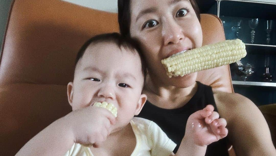 チョン・ヘビンさんのインスタグラム写真 - (チョン・ヘビンInstagram)「옥수수의 계절🌽  직접 농사해 보내준  원구야 고마웡🥰🫶🏻」7月31日 19時29分 - heavenbin83