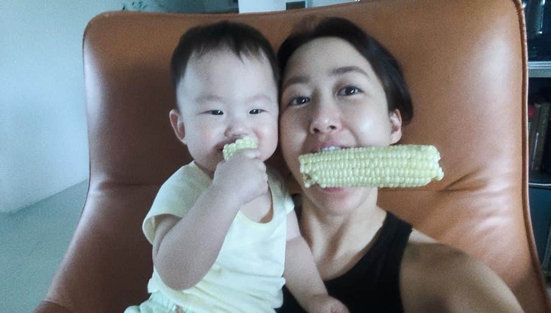 チョン・ヘビンのインスタグラム：「옥수수의 계절🌽  직접 농사해 보내준  원구야 고마웡🥰🫶🏻」