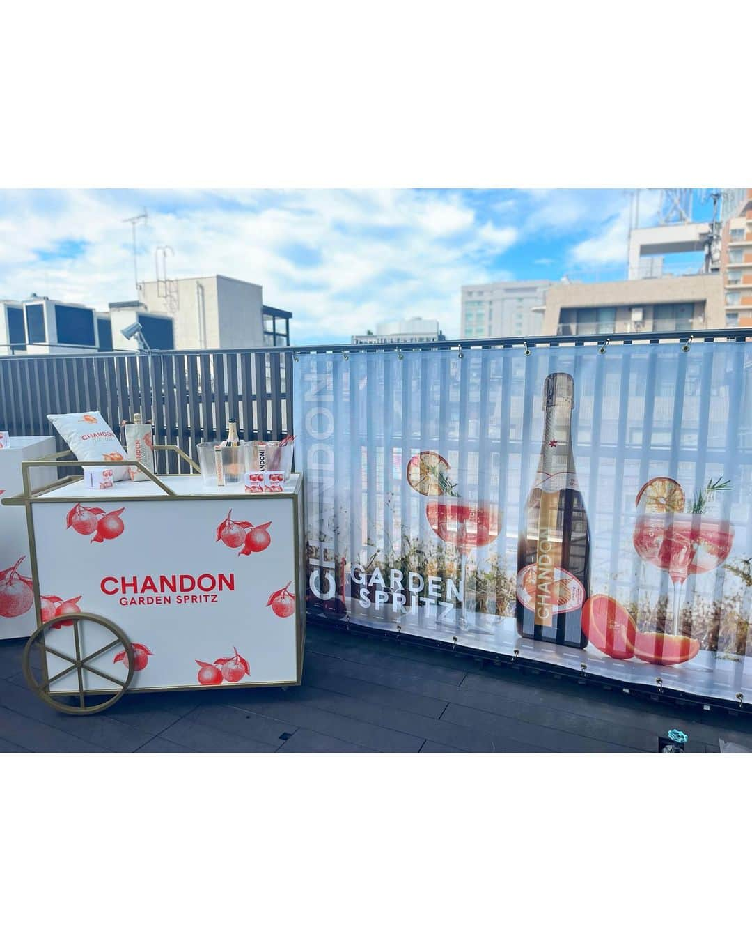 安座間美優さんのインスタグラム写真 - (安座間美優Instagram)「🧡🧡🧡  CHANDONからこの夏新しく出た 「CHANDON GARDEN SPRITZ」を いただいてきました🥂  スパイシーな香りとオレンジの豊かな味わい、 そして氷をたっぷり入れて飲むのがオススメ！ ということで、夏にピッタリ☀️ 　  すごく飲みやすく、いろんなお料理に合って美味しかったなぁ。 　 天然素材のみで、人工香料、人工着色料は一切使用していないのも嬉しい！  　 お値段もお手頃なので、BBQやお家ごはんなど、手土産に持っていくのも良さそうです🍾  　 明日から8月！  毎日暑くて大変ですが 夏を思いっきり楽しみましょうね🌻  　 #シャンドン#ガーデンスプリッツ #Sponsord#DrinkResponsibly」7月31日 19時30分 - mew_azama