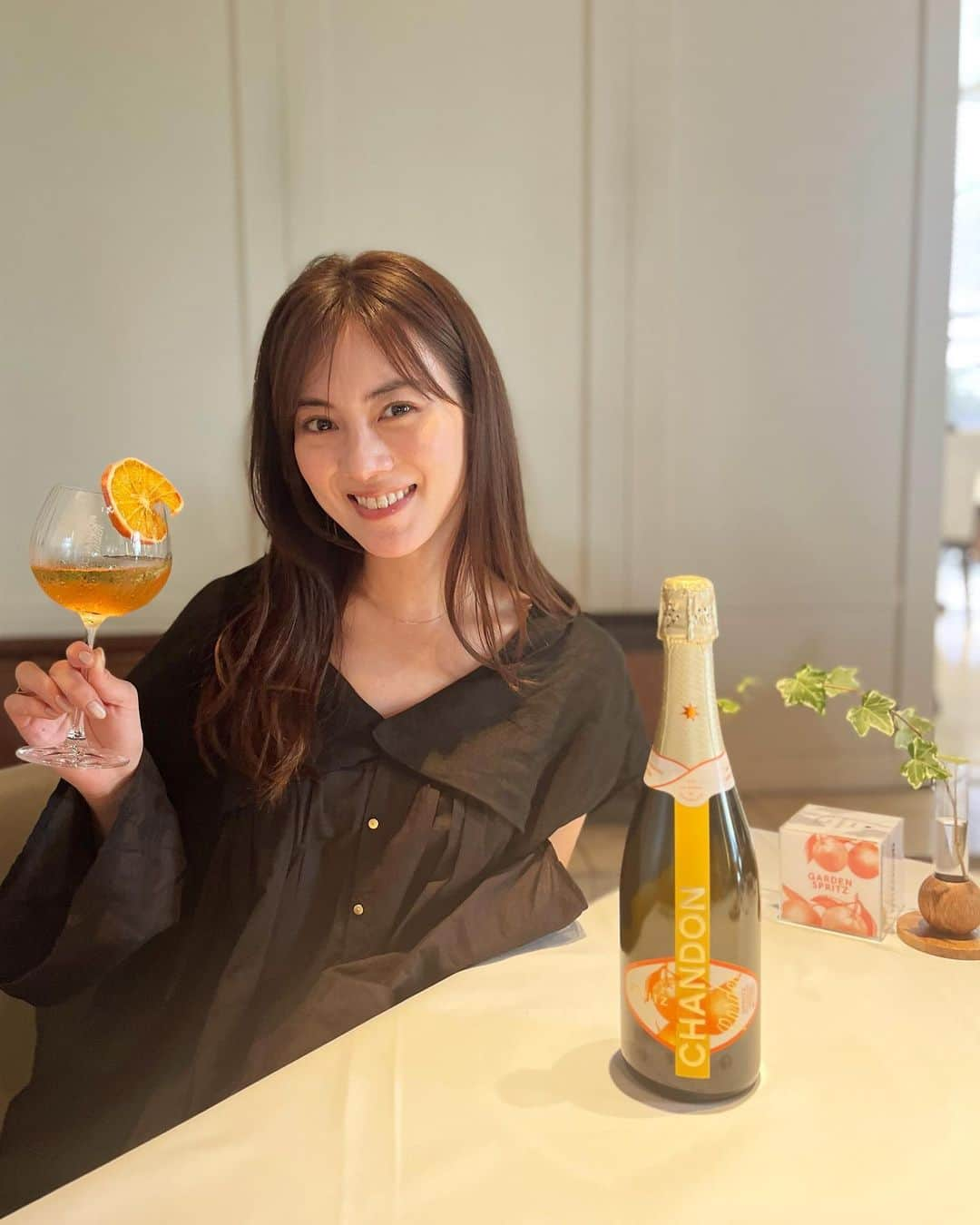 安座間美優さんのインスタグラム写真 - (安座間美優Instagram)「🧡🧡🧡  CHANDONからこの夏新しく出た 「CHANDON GARDEN SPRITZ」を いただいてきました🥂  スパイシーな香りとオレンジの豊かな味わい、 そして氷をたっぷり入れて飲むのがオススメ！ ということで、夏にピッタリ☀️ 　  すごく飲みやすく、いろんなお料理に合って美味しかったなぁ。 　 天然素材のみで、人工香料、人工着色料は一切使用していないのも嬉しい！  　 お値段もお手頃なので、BBQやお家ごはんなど、手土産に持っていくのも良さそうです🍾  　 明日から8月！  毎日暑くて大変ですが 夏を思いっきり楽しみましょうね🌻  　 #シャンドン#ガーデンスプリッツ #Sponsord#DrinkResponsibly」7月31日 19時30分 - mew_azama