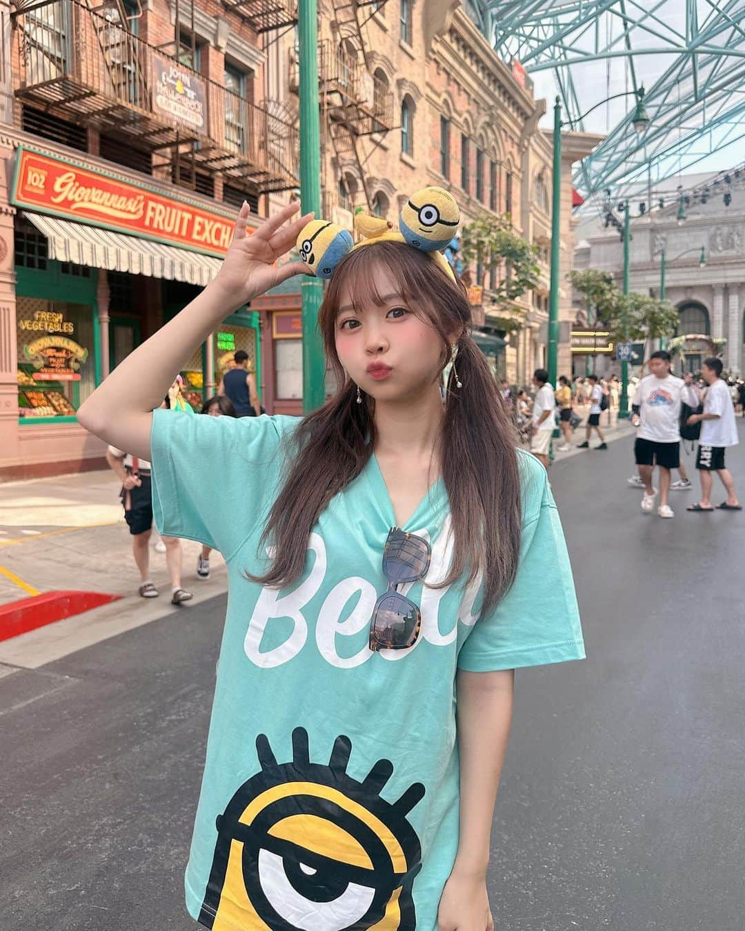 ほのぴすのインスタグラム：「Universal studio Singapore🇸🇬簡易レポ！  シンガポールでとっても楽しみにしていたユニバ！！！ 旅行中写真写り良くしたかったから、ずっと気になってたパリジェンヌ＋マツエクをやっていった！  もう本当にメイクも楽だし、マスカラもビューラーも要らず目に光が入るから写真は盛れるし最高すぎたよ✨  リールでまつ毛についてのコメントがあったんだけど全部かなえさん　@kanae__eyelash さんのおかげです！ サロンは @apartment___salon 🦢🖤 自睫毛も育てたい✊  ユニバは日曜の一番混んでそうな時に行ったけど、日本に比べたら全然混んでいない！！ 大人気アトラクションもマックス2時間で乗れる✊  9000円くらい課金したら、待ち時間0⭐️⭐️⭐️で乗り放題だから課金をお勧めします！  わたしは絶叫が苦手 (浮遊感がすごーく苦手で、早いとか高さとかは大丈夫！) なんだけど、そういう人でも楽しめるアトラクションが多いから大丈夫☺️🏝️  どのアトラクションが浮遊感があってないのかは、各アトラクションの名前を日本語または英語で検索すると、日本人のレポが出てくるのでそれを参考にすると良いと思います◎  ⚠️気をつけるべき点 1開演時刻/閉園時刻 2帰りの混み具合 3グッズやカチューシャの少なさ 4湿気  1 開演時刻/閉園時刻は 開演時間が11時で、なんと閉園が18時！ めちゃくちゃ早いwww  勝手に9時くらいまでやってるもんだと思ってたから呑気にしてたらパタパタと閉まり始めて、 エクスプレス買ったのに全然乗れなかった😂  閉園時刻は18時なんだけど、ユニバを追い出されるのはもっと先の時間みたい！  2 帰りの混み具合 最寄駅のwaterなんとかはめちゃくちゃ混んでて長蛇の列！ 待ち時間が最低でも20分以上あるから、それを踏まえた上で行くか、少し歩くと一個前の駅があるからそっちを使うのが良いみたい🙆！！！  グラブやタクシーも利用希望者に対して数が足りてないから捕まらないと思った方がいい！  3 グッズやカチューシャの少なさ 日本に比べてすごく少ない！(日本が充実しすぎ？) もしやりたいコーディネートとかがあるなら事前に揃えておいた方が無難かも〜！！！  4湿気 これは別にユニバに限らずシンガポール全体の話なんだけど、ほんっっっっとに湿度がえぐい！！日本の倍以上と思って良いと思う！ 巻いても取れるから、めちゃめちゃ固めるか、まとめ髪がお勧め！！！  総じて、日本に似てるんだけど全部ちょっとずつ違くて、でも空いてるからスイスイ乗れるしすごく楽しかった🥹🩵🩵  エクスプレスを買えば少ない時間でも楽しめると思うから、ぜひ行ってみて〜✊！！！  #ユニバーサルスタジオシンガポール　#ユニバ #ユニバコーデ #ユニバメイク #USS#USJ #universalstudioSingapore #ユニバグルメ #シンガポール女子旅 #シンガポール旅行 #シンガポール #シンガポール観光 #東南アジア旅行」