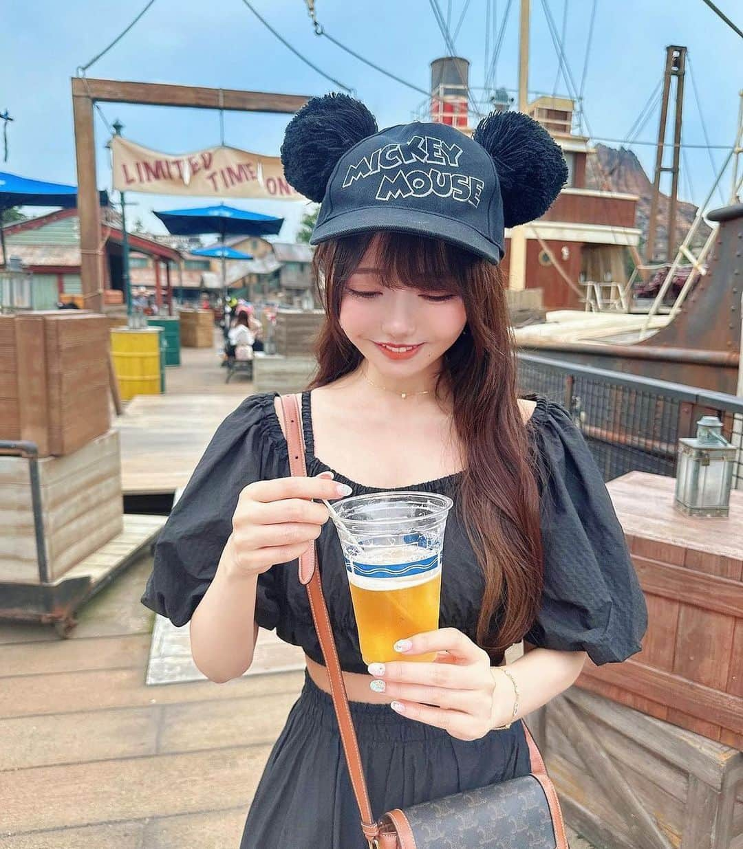 美女美容事情さんのインスタグラム写真 - (美女美容事情Instagram)「《夢の国ブラックコーデ🖤🪄》 *⁠ リポストを使って素敵な美女の投稿を紹介させて頂く【ビジョビ💄美女美容事情💅】のコーナーです✨ *⁠ 今回ご紹介させて頂きますのは!!👀❤︎⁠⠀ れもさん< @r_m.0115 >の素敵なお写真📸⁠⠀⁠⠀⁠⠀⁠ *⁠⠀⁠⠀⁠⠀⁠⠀ ディズニーコーデ可愛すぎます💕💕 マンゴービール美味しそうですね〜😋🍺 *⠀⁠⠀⁠⠀⁠⠀⁠⠀ れもさん< @r_m.0115 > ⁠⠀⁠⠀⁠⠀⁠⠀ 素敵な投稿ありがとうございました☺️📸✨ *⠀⁠⠀⁠⠀⁠⠀⁠⠀ れもさんのアカウントには他にも素晴らしい投稿が沢山ありますので是非覗いてみてくださいね💁‍♀️💙⁠⠀⁠⠀⁠⠀⁠⠀ *⠀⁠⠀⁠⠀⁠⠀⁠⠀ △▼△▼△▼△▼△▼△▼△▼△▼△▼ ⁠⠀⁠⠀⁠⠀ ❤🧡💛「美女美容事情」💚💙💜⠀⠀⠀⠀⠀⠀⠀⠀⠀⠀⠀⠀⠀⠀⁠⠀⁠⠀⁠⠀⁠⠀⁠⠀ 👇掲載ご希望の方は👇⠀⠀⠀⠀⠀⠀⠀⠀⠀⠀⠀⠀⠀⠀⠀⁠⠀⁠⠀⁠⠀⁠⠀⁠⠀ @b_b_j.jタグ付けと🖤 #ビジョビ ⁠⠀ 🖤タグ付けお願いします✨⠀⠀⠀⠀⠀⠀⠀⠀⠀⠀⠀⠀⠀⠀⠀⁠⠀⁠⠀⁠⠀⁠⠀⁠⠀ △▼△▼△▼△▼△▼△▼△▼△▼△▼ ⁠⠀⁠ #ディズニー #ディズニー好き #ディズニー女子#ディズニーランド #ディズニーシー #夢の国#ディズニーリゾート #ディズニーコーデ #ディズニーカチューシャ #ミッキーマウス#disney #disneyland #disneysea #disneyresort #tdl #disneycode #disneygirls」7月31日 19時31分 - b_b_j.j