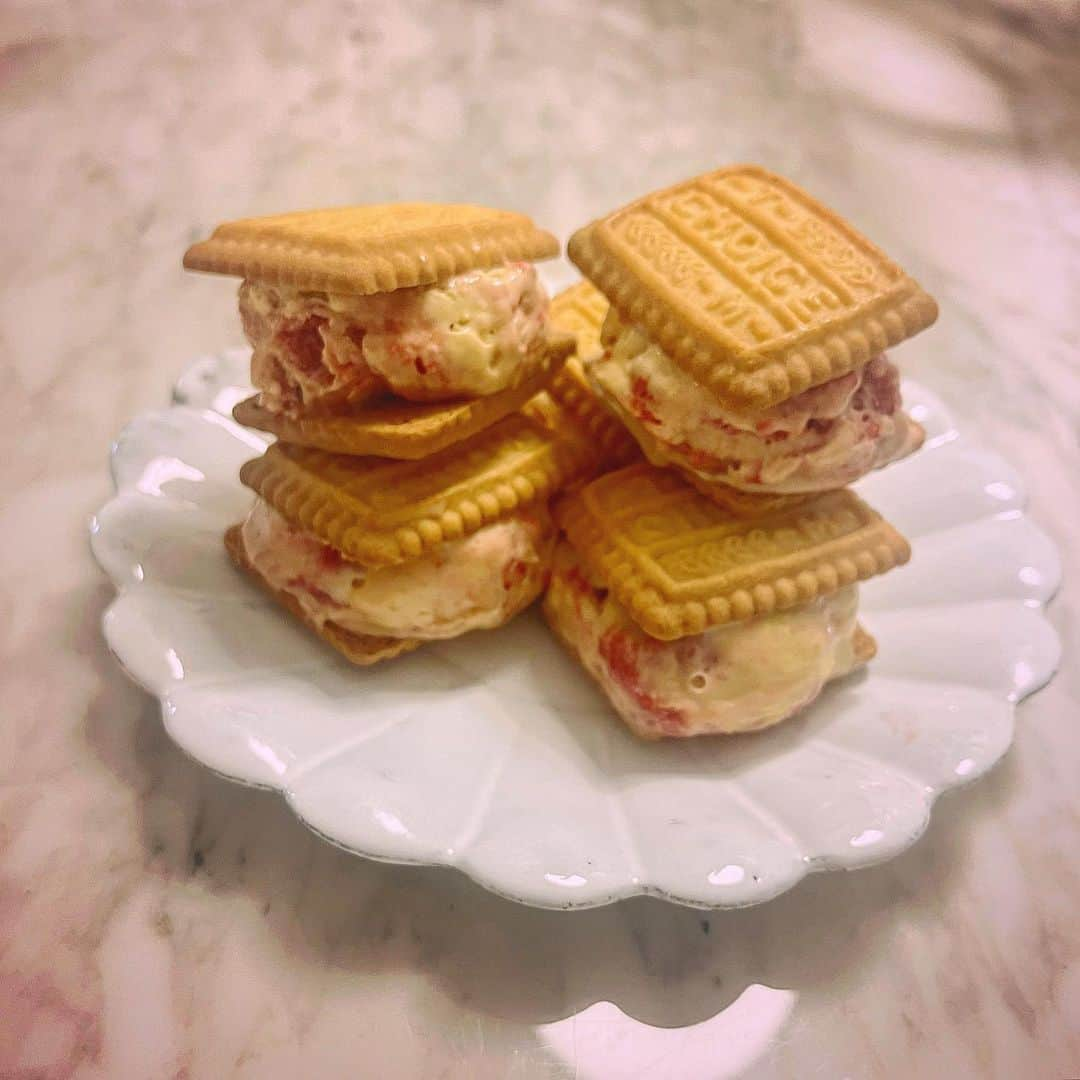 辻直子さんのインスタグラム写真 - (辻直子Instagram)「#icecreamsandwich#choice🍪#rasberry&vanilla🍨 #いっただきまーす  今日のデザートは、昨日作っておいたバニラ&ラズベリーアイスクリーム♡  たくさん作ったから、たまには大好きなビスケットサンドイッチ  お酒を飲んだあとは🍷アイスクリーム派」7月31日 19時31分 - naoko.ts