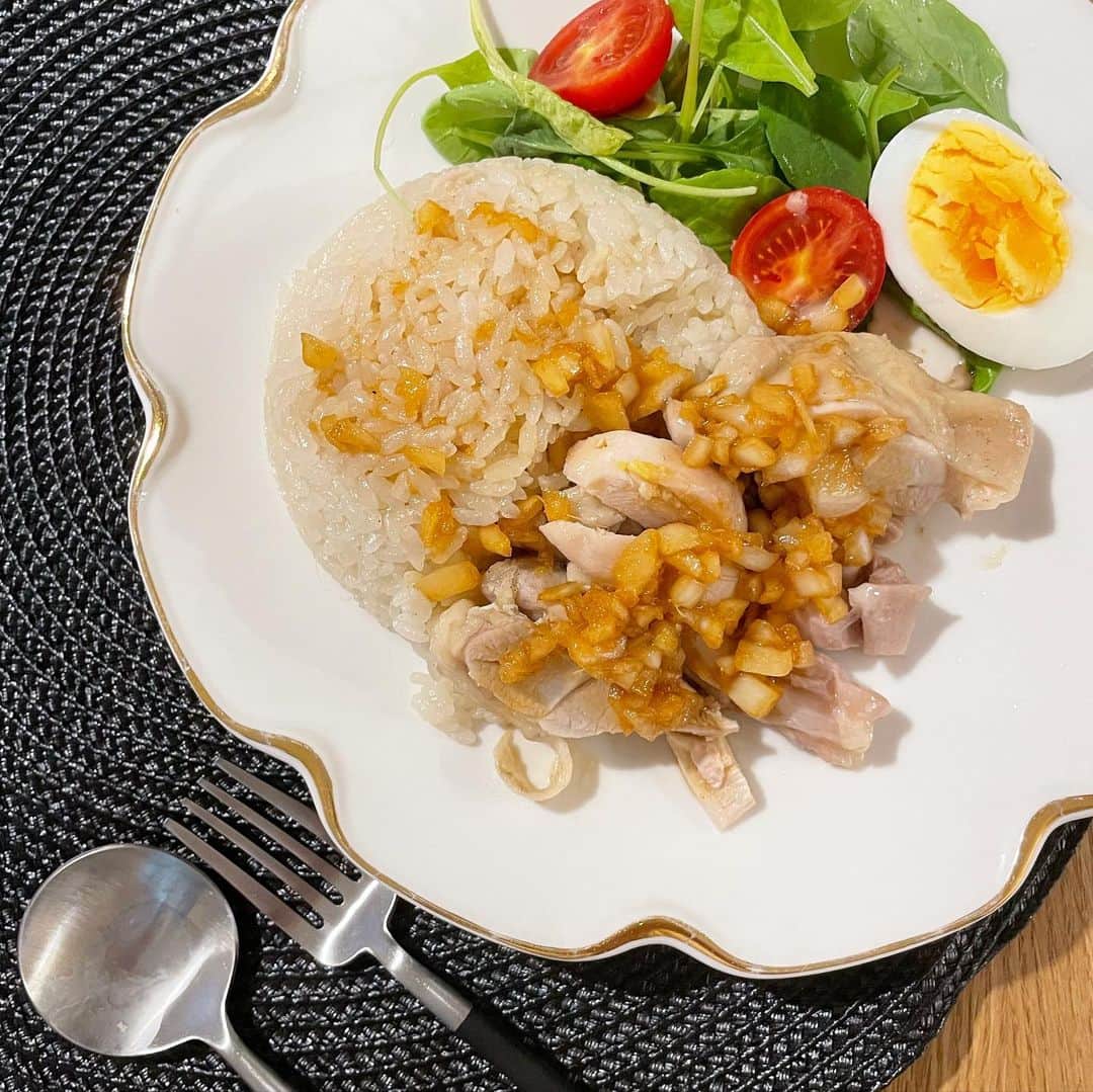 のインスタグラム：「カオマンガイ風🌈 炊飯器でちょー簡単！ ニンニクと生姜をみじん切り＆すって入れると美味しさ倍増🔥 あとはもも肉を濃いめに塩胡椒して 醤油ちょろっと入れて鶏ガラと炊くだけ🧅 タレはオイスターソース、 玉ねぎにんにく生姜胡麻油みりんで！ うちはオイスターソースがなかったから 豆板醤で作ったけどめっちゃ美味しかった👏👏👏」