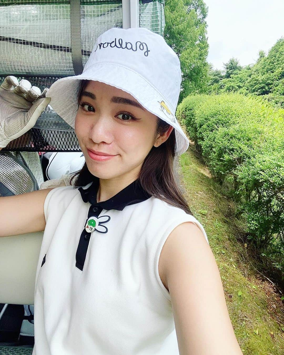 藤森マリナさんのインスタグラム写真 - (藤森マリナInstagram)「⛳️💚 グリーンすぐ横のバンカーショットって すごく向こう側へ飛んでしまいそうで こういう打ち方になっちゃうの分かる人いません🥺❓ 1打目弱すぎるww もっと勢いよく手前の砂打ち抜くんだよね？🏌️‍♀️💨 #グリーンまわりが課題 #いや全部課題 #100切り目指す   ㅤㅤべっぷさんとリバティの皆さんと⛳️💚 教えてもらいながら成長中^ ^！  ㅤㅤウェアは気に入り ▶︎ @irishman.jp 🖤  ㅤㅤ  ㅤㅤ#ゴルフ女子#八重桜カントリークラブ#奈良ゴルフ#バンカーショット#ゴルフウェア#irishman#golfswing#golf女子#golfgirl#golffashion#まりなはんのゴルフ記録#ゴルフ女子#ゴルフ初心者#100切りゴルフ#ゴルフコーデ#関西ゴルフ女子#ゴルフレッスン#インドアゴルフ#シュミレーションゴルフ」7月31日 19時32分 - maaarina0806