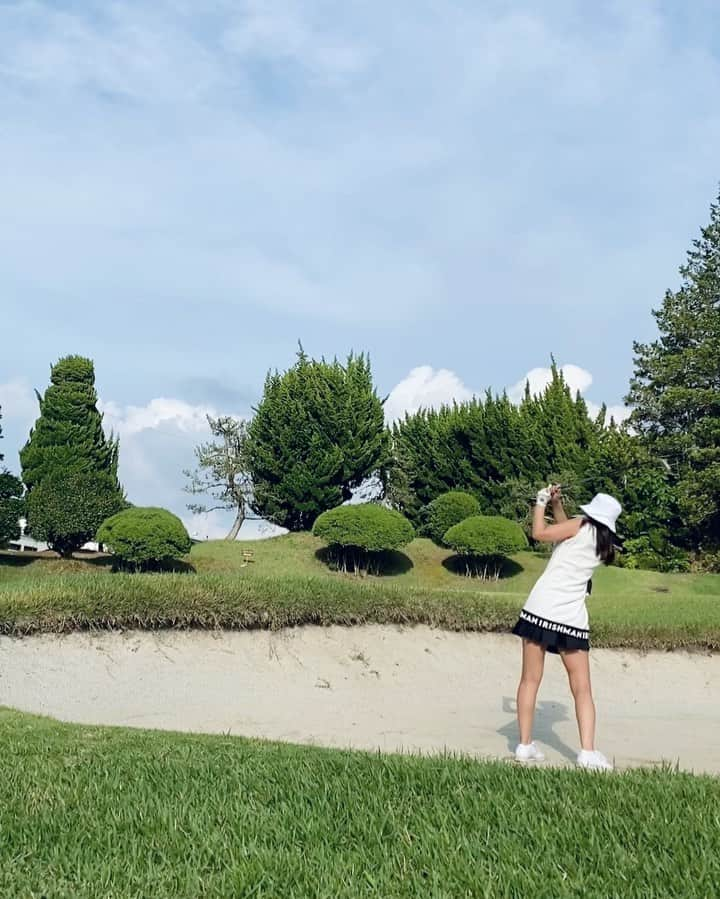 藤森マリナのインスタグラム：「⛳️💚 グリーンすぐ横のバンカーショットって すごく向こう側へ飛んでしまいそうで こういう打ち方になっちゃうの分かる人いません🥺❓ 1打目弱すぎるww もっと勢いよく手前の砂打ち抜くんだよね？🏌️‍♀️💨 #グリーンまわりが課題 #いや全部課題 #100切り目指す   ㅤㅤべっぷさんとリバティの皆さんと⛳️💚 教えてもらいながら成長中^ ^！  ㅤㅤウェアは気に入り ▶︎ @irishman.jp 🖤  ㅤㅤ  ㅤㅤ#ゴルフ女子#八重桜カントリークラブ#奈良ゴルフ#バンカーショット#ゴルフウェア#irishman#golfswing#golf女子#golfgirl#golffashion#まりなはんのゴルフ記録#ゴルフ女子#ゴルフ初心者#100切りゴルフ#ゴルフコーデ#関西ゴルフ女子#ゴルフレッスン#インドアゴルフ#シュミレーションゴルフ」