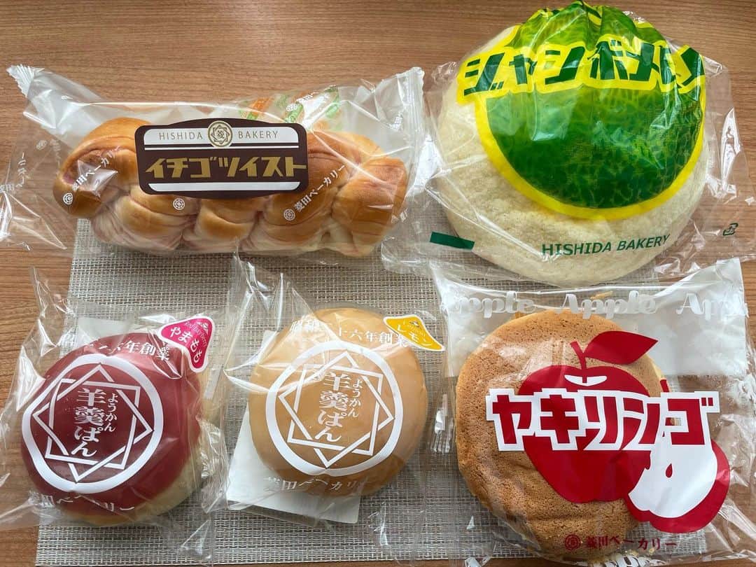 のインスタグラム：「#ローカルパンハンター ！  高知はでっかい。 地元スーパーには、しっかりとローカルパンコーナーが作られていたぞ。嬉しいな。 羊羹ぱんでおなじみの #菱田ベーカリー は、食パン含め多彩な品揃えだった。やまももとレモンの羊羹ぱんバリエーションを軸に、ふわふわりんご粒クリームサンドのヤキリンゴ、ジャンボメロンとイチゴツイストをチョイスしてみた。 ２枚目は #ヤマテパン 。大福パン（つぶあん・求肥入り）といちごジャムサンド。焼き色が深くて香ばしいな。  ローカルパンが豊作だと、「子供の頃からお気に入りパンがあって、帰省すると懐かしさがこみ上げる」みたいなシーンを想像してしまう。お盆ももうすぐだなあ。」