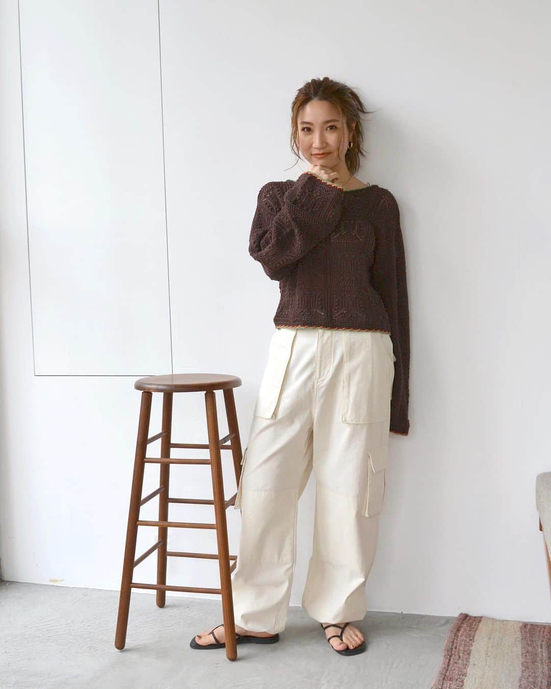Ungrid staff snapのインスタグラム：「軍モノの古着をベースにデザインを落とし込んだミリタリーパンツ🫡✨  @chisa_nagatani 159cm @suzuka_akimoto 155cm  #ミリタリーボリュームパンツ アイボリー/ブラック/カーキ ¥14,300(tax in)  両サイドの立体的で大きなポケットがメンズライクな印象のパンツ😌 裾の部分は紐を絞ることで、ボリューム感のバランスを見てシルエットを調節することができます👌🏼✨  ーーーーーーーーーーーーーーーーーーーーーーーーーーーー ☑︎商品詳細は製品タグ or TOPページURLよりチェック   » @Ungrid_staffsnap  #Ungrid #ungrid_official #ungridコーデ #アングリッド #カジュアル #カジュアルコーデ #カジュアルスタイル #大人カジュアル #シンプル #シンプルコーデ #シンプルスタイル #ファッション #低身長 #高身長 #メンズライク #used感 #古着風 #ミリタリー #パンツ」