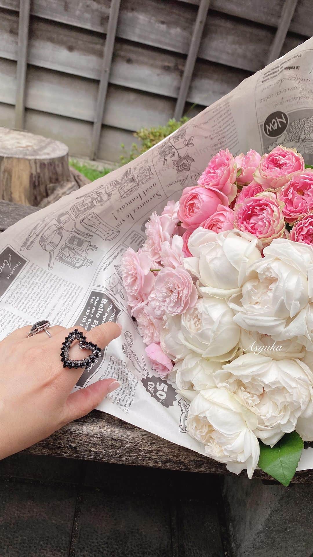 Yuka Kaedeのインスタグラム：「. . Beautiful Roses  久しぶりの @atelierkyodoyabashi さんへ❤︎  香り良し、姿良しの和薔薇がありました 夏でも薔薇が豊富ってすごいですよね！ 日本の夏は薔薇と引きこもっていたい。。。 . . . . #_asyuka_ #loveroses #rosesofinstagram #flowerpower #flowershop #flowerphotography #beautifulflowers #ig_flowers #tv_flowers #tv_lifestyle #stilllife #pinkroses #薔薇 #バラ」