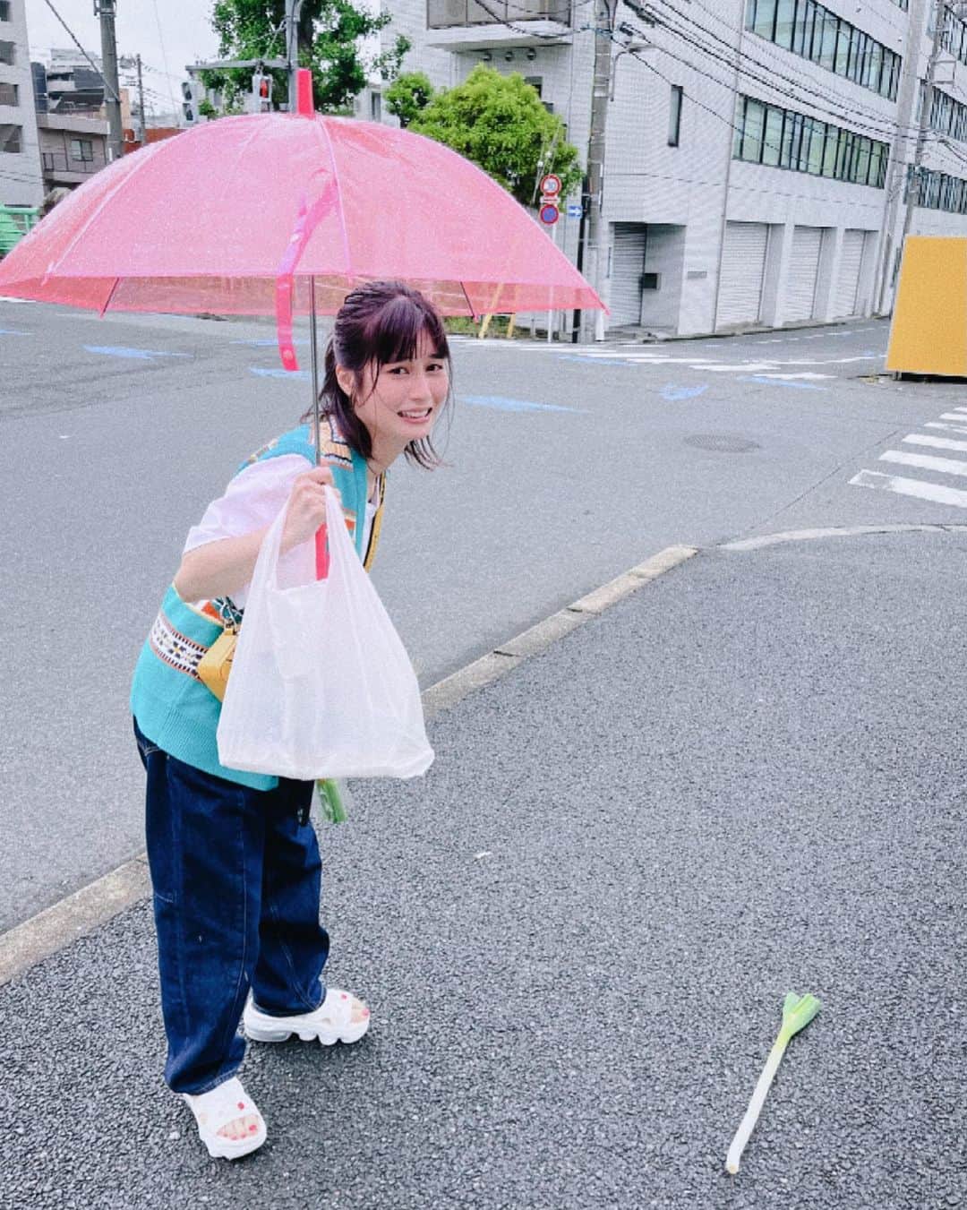 大久保桜子さんのインスタグラム写真 - (大久保桜子Instagram)「帰り道におネギが行方不明になってしまい 来た道を戻ったら感動的な再会を果たしました。 #オオカミちゃんには騙されない #雨と傘とネギ」7月31日 19時41分 - sakurako.official