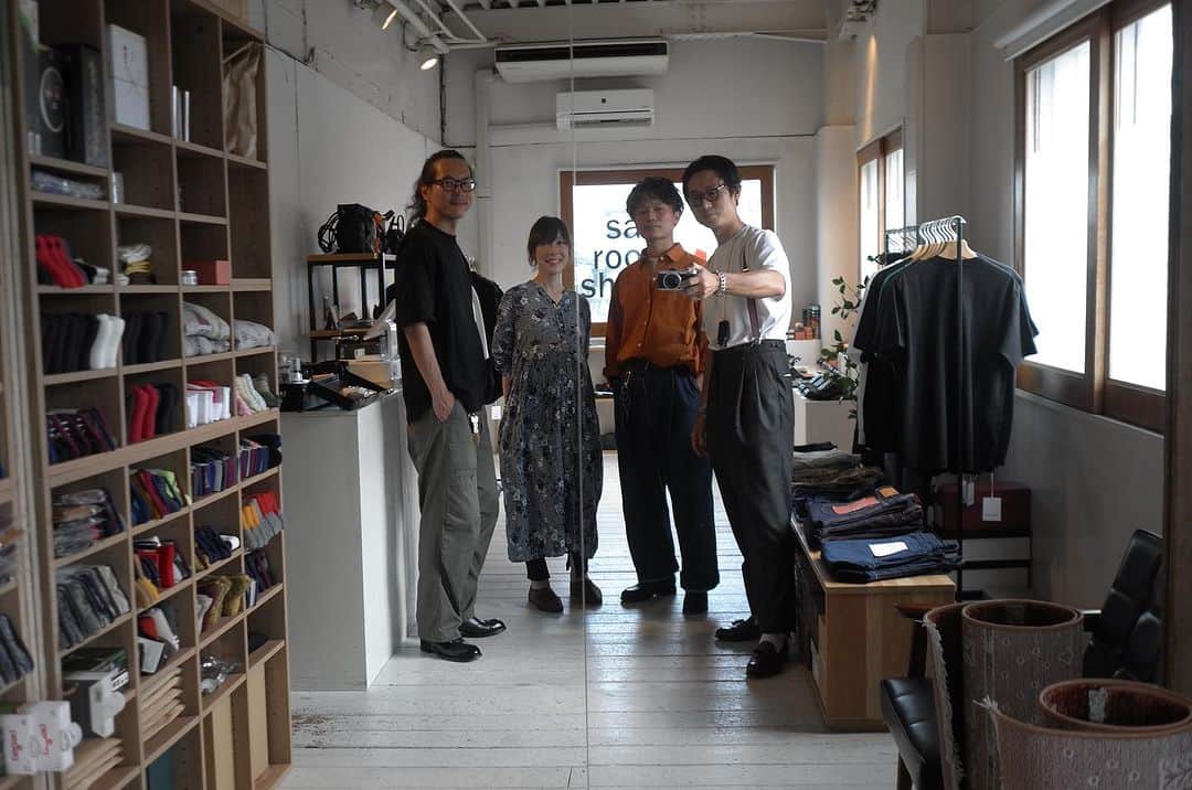Yuya Hasegawaのインスタグラム：「@sai.shop.info   人生初の山陰地方に行きました。昔から神秘的で憧れの地でしたが足を踏み入れたことがなかった島根と鳥取。 そこに素晴らしい靴店を営む @sai.shop.info さんがBriftH製品を取り扱いたいと言ってくださり弾丸で訪問いたしました。 オーナーの小仲さんは生粋のアパレル畑の方でご夫婦で松江店と米子店を切り盛りされてます。エンダースキーマーやショセ、フォルメなど統一感のある素敵なラインナップのオシャレ空間は山陰随一というかオンリーワンな存在です。小仲さんのセンスでsai別注の靴もあったり、アパレルや小物も置いてます。お客様は20代の方が多いということでシューケアを通じて山陰の足元に革命を起こそうと闘志を燃やしてらっしゃるお話に普段からキャンプファイヤー状態の僕のハートはもはや山火事レベルに燃え上がってしまいました🔥 ちかぢか両店舗にて厳選されたBriftHコレクションが並ぶと思いますので山陰地方の皆様、何卒宜しくお願いします！！  #sai #shoesshop #brifth #shoeshine #brifth取扱店」