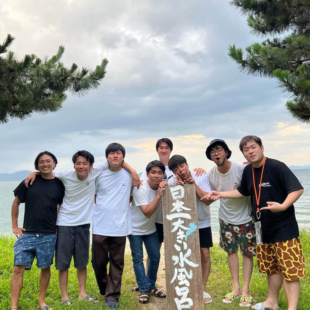 のインスタグラム：「楽し過ぎたんだけど🌊 まだ余韻なんだけどさ。 ふぁんふぁんってこのこと。  楽し過ぎてとんでもなく酔っ払ってブヨに山盛り噛まれて翌日パンパンに腫れたところまで良しとできるまである。」