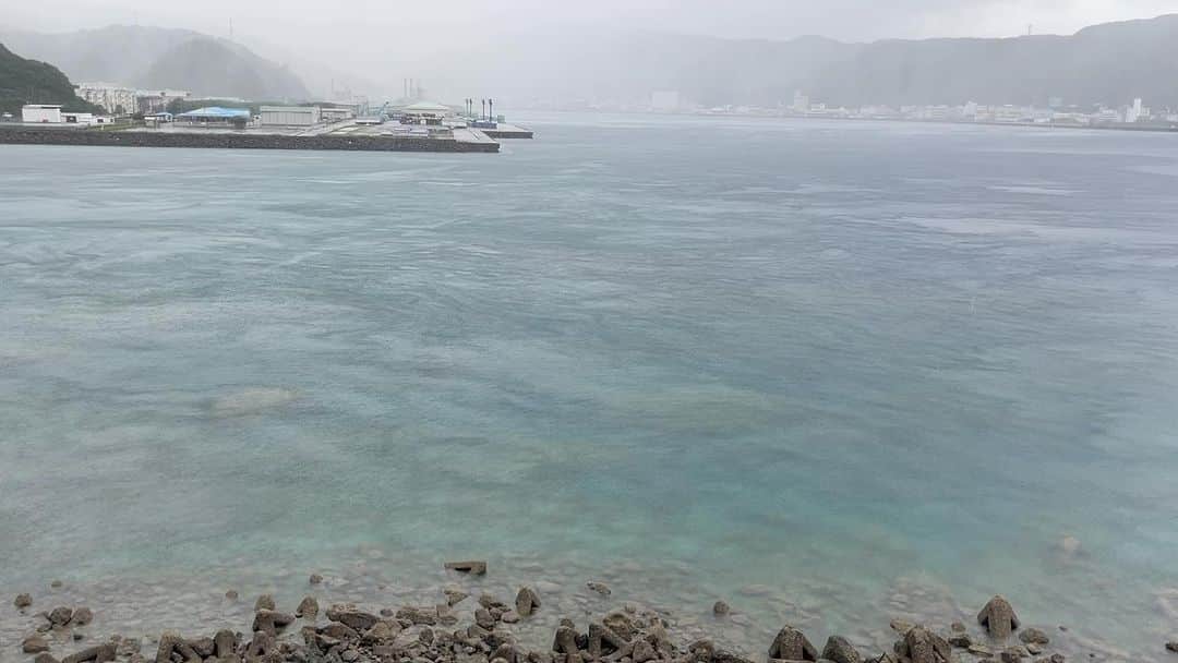 和泉元彌のインスタグラム：「#奄美大島 雨が降り始めました」