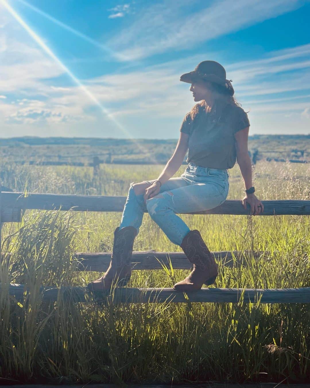 ダニエラ・ルーアのインスタグラム：「Taking in the fields and the mountains… pretending I didn’t ask my sis @swrightolsen to take these. . Absorvendo o campo e as montanhas… fingindo que não pedi à minha mana @swrightolsen para tirar as fotos. . #Idaho #family #barnlife #mountainlife #relax #nature #soakingItIn #cowboybooys #cowboyhat #bikini @camiandjax」