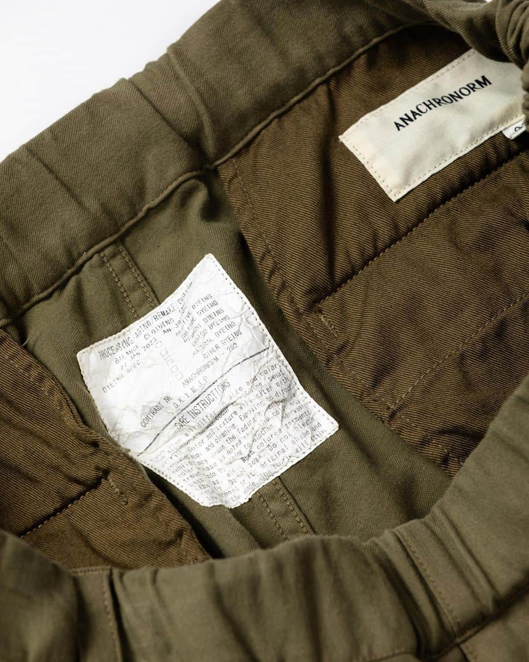 アナクロノームさんのインスタグラム写真 - (アナクロノームInstagram)「. AN236 HEM TUCK EASY PANTS OLIVE  [アイテム : 裾タックイージーパンツ]  裾にタックを取ることで適度なふくらみのある独特なシルエットを表現したイージーパンツ。 フロント部分のループには、キーやウォレットを付けることが可能です。  ■生地 : ナチュラルストレッチツイル 揉み込み柔軟加工による風合いとナチュラルストレッチ性が特徴の素材です。  ■加工 : 反応染 製品染めでしか出せない絶妙で柔らかなカラーリングとなっております。  ※製品染のため、寸法に多少誤差がでることがあります。 ミルスペックのように染色アイテムにつけているタイベック素材は熱に弱いため、アイロンのご使用はお控えください。  ■素材 : COTTON 100%  ウエストはゴム仕様となっており、広げると約14cm広がります。  海外発送も可能です。 Overseas dispatch is also possible.   MODEL 身長：181cm 体重：88kg 着用：SIZE 03」7月31日 10時50分 - anachronorm262