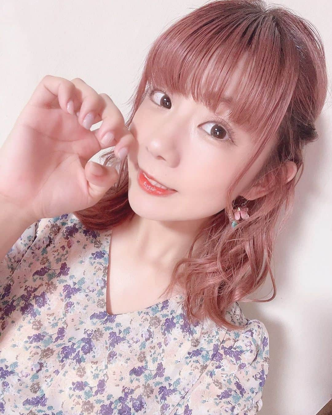 根本羽衣のインスタグラム：「くるくる巻き🍨  毎日あっついね〜🎐🐕🍒  #ヘアアレンジ好き」