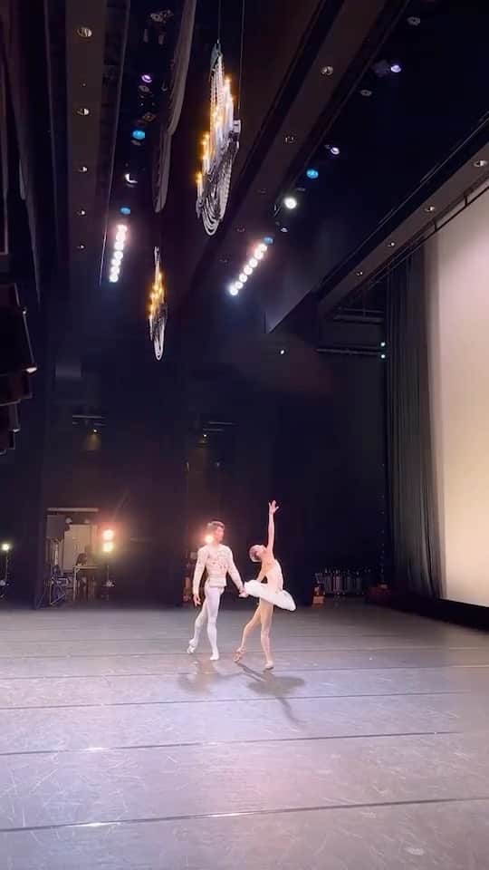 加治屋百合子のインスタグラム：「・ Performing in Tokyo tonight💎  今晩は東京公演！ ダイヤモンドは大好きなパドドゥのひとつ。 今日の公演では@masayukimoto 君とどんなドラマを作り上げられるか楽しみ🥰　  2023年7月31日（月）19:00 東京都 新宿文化センター 大ホール  ********  以下 @infinity_ballet_gala_2023  @tamiyo_kusakari_official より再投稿です💓  加治屋百合子さんと木本全優さんの「ダイアモンド」  百合子さんはアメリカのヒューストンバレエで、木本くんはウィーン国立歌劇場でこの「ダイヤモンド」を踊っています。  面白いことにアメリカとヨーロッパでは作品の解釈が違うことが良くわかりました。  例えばこの「ダイアモンド」。百合子さんの習った解釈では、男女二人の関係性がとてもドラマチックに描かれていることになっているのですが、木本くんは「男性は紳士的に女性と踊る」という解釈で踊ってきたと言います。  バランシン作品は、ヨーロッパと北米では解釈が違っていることがあるそうです。  思い起こせば私もいくつかバランシン作品を踊っています。最初に踊ったのは「コンチェルトバロッコ」のコールドバレエ、そして「セレナーデ」「アポロ」。私たちの世代はパトリシア・ニアリー先生というアメリカ人の方にコーチしていただきましたが、今はまたコーチの世代も変わって、作品の解釈もかわってきているのかもしれません。  百合子さんはドラマチックに踊ることに長けていますし、今回二人は百合子さんの解釈で作品に取り組むことにしたようです。私も稽古にお付き合いさせていただきましたが、二人のドラマがだんだん見えてきた頃にバランシン財団のダイアナ・ホワイトさんのオンラインリハーサルがあり、その時にダイアナさんがさらに細かく男性のパートの説明をしてくださったそうなのですが、そのリハーサルをしていただいた後、この「ダイアモンド」はさらに完成度が上がりました。そして、木本くんがさらにカッコよく、紳士的に💗💗💗  6月末にロイヤルバレエの公演で「ダイアモンド」を観ましたが、この二人の踊りはロイヤル  の方々とはまた違うものになっています。  「ダイアモンド」もとても素敵な作品です。  日本人ダンサー同士の「ダイアモンド」って、日本では初めてなのではないかと思っているのですが、どうなんでしょうか？  お二人の素敵なパドドゥもお楽しみに！   By 草刈民代  #加治屋百合子 　@yuriko_kajiya  #木本全優  @masayukimoto   #バレエ  Costume /コスチューム: @dpulbricht @yuki_wardrobe  Pointe shoes / ポワント: @virtisse」