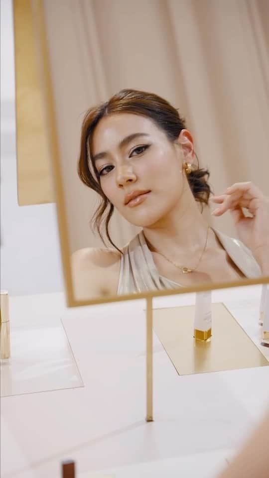 キンバリー・アン・ウォーテマス・ティアムシリのインスタグラム：「Presenting my Hourglass Glow using Veil Hydrating Skin Tint, Less is everything.. @HourglassCosmetics  #VeilSkinTint  #HourglassGlow #hourglasscosmeticsthailand」