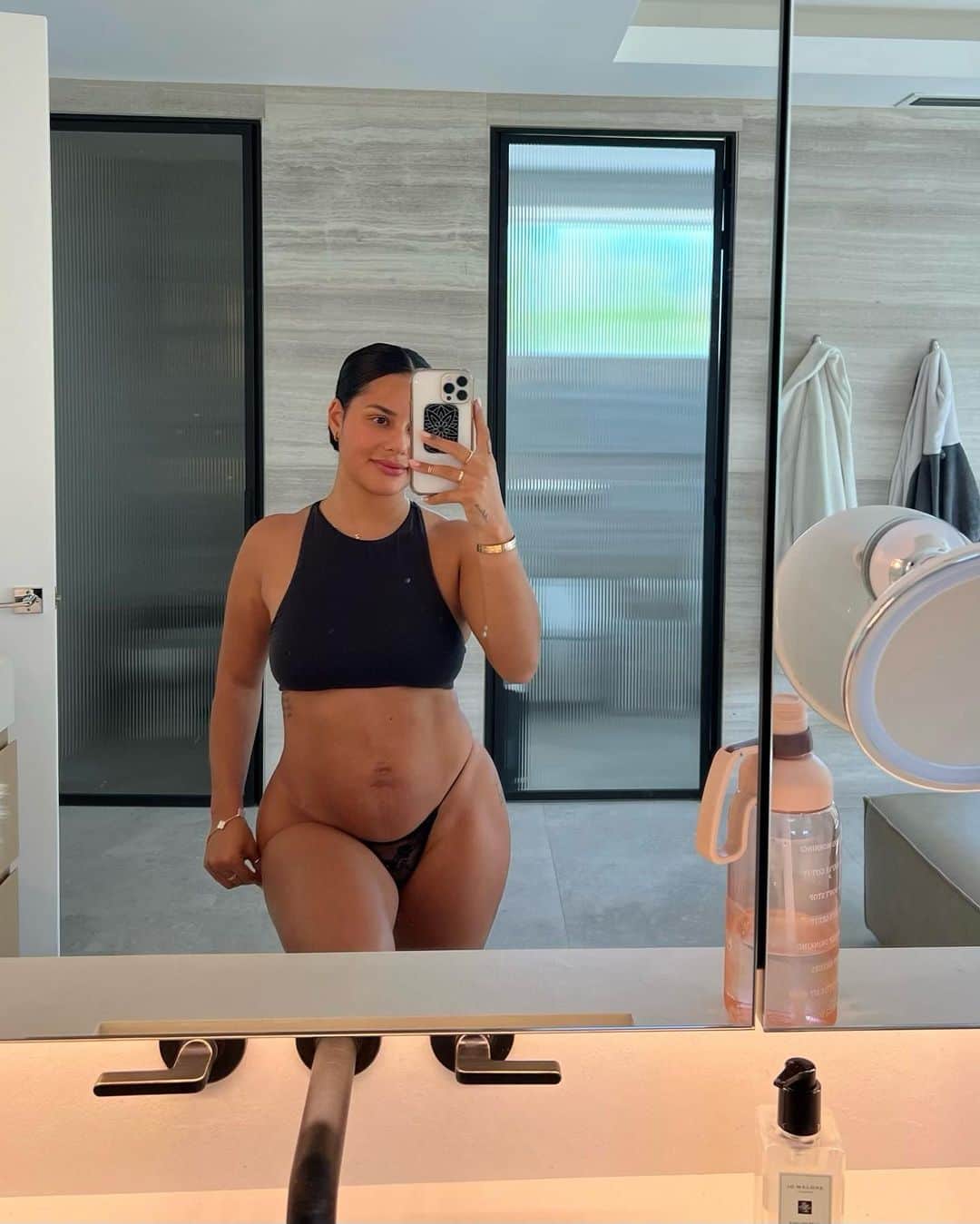 Katya Elise Henryさんのインスタグラム写真 - (Katya Elise HenryInstagram)「6.5 months postpartum 🔥& 2 weeks into the @wbkfit 8 week Hourglass ⌛️ Challenge and I’m feeling good! Week 3 starts tomorrow, but if you haven’t heard the good news - I made it happen for y’all! My team and I decided to re-open sign ups for this challenge, but for a VERY limited time! This has never been done before. If you wanted to join but it was too late, now is the time. I am having a blast staying committed, doing these workouts every day. I am addicted. Join me ✨ link in bio!」7月31日 11時07分 - katyaelisehenry