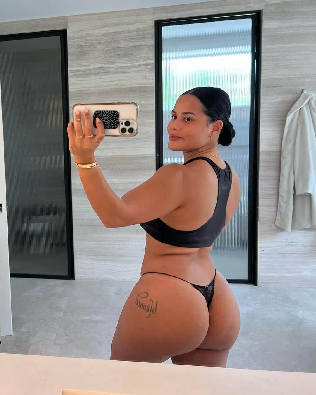 Katya Elise Henryさんのインスタグラム写真 - (Katya Elise HenryInstagram)「6.5 months postpartum 🔥& 2 weeks into the @wbkfit 8 week Hourglass ⌛️ Challenge and I’m feeling good! Week 3 starts tomorrow, but if you haven’t heard the good news - I made it happen for y’all! My team and I decided to re-open sign ups for this challenge, but for a VERY limited time! This has never been done before. If you wanted to join but it was too late, now is the time. I am having a blast staying committed, doing these workouts every day. I am addicted. Join me ✨ link in bio!」7月31日 11時07分 - katyaelisehenry