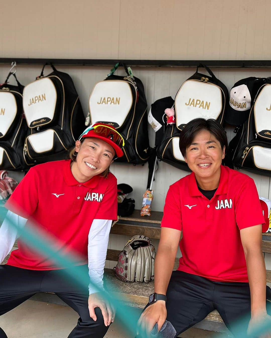 山田恵里さんのインスタグラム写真 - (山田恵里Instagram)「🥎🇮🇹WOMAN'S SOFTBALL WORLD CUP GROUP C🇮🇹🥎 来年のWORLD CUP FINALS行きをかけた戦いをしてきました🇯🇵 勝って当たり前、結果を出して当たり前。という中で試合をする事となった選手たち。 私も当たり前に勝って当たり前に結果を出す世界で生きてきました。 背負うものとは、 ｢背負うべき者が背負うもの｣ そう思って何十年もやってきました。 今回参加した選手の皆さんが何を感じどう捉えどう考えていたのか。 その場でしかわからない空気感が必ずあります。 そしてその立場にならないとわからないこともたくさんあります。 自分が経験したいい事も上手くいかない事も、自分の立場を理解し、自分に目を向け、自分が成長する為の努力をし続ければ、目先の結果ではなく、結果を出し続ける事が出来、誰かの力になる時が必ず来ます。 これからの戦いは決して簡単なものではないと思います。 しかし、それがやり甲斐で生き甲斐だと思います。 才能だけで勝ち残れる世界では無いです。 そんな簡単では無いこの世界で多くの事を学び、これからも強い日本であり続けて欲しいなと思いました。  今大会もたくさんの方が応援に来て下さいました！ 配信で応援もしていただきました！  本当にありがとうございました🙇‍♀️🥎  引き続き、よろしくお願いします🥎」7月31日 11時08分 - eriyamada19