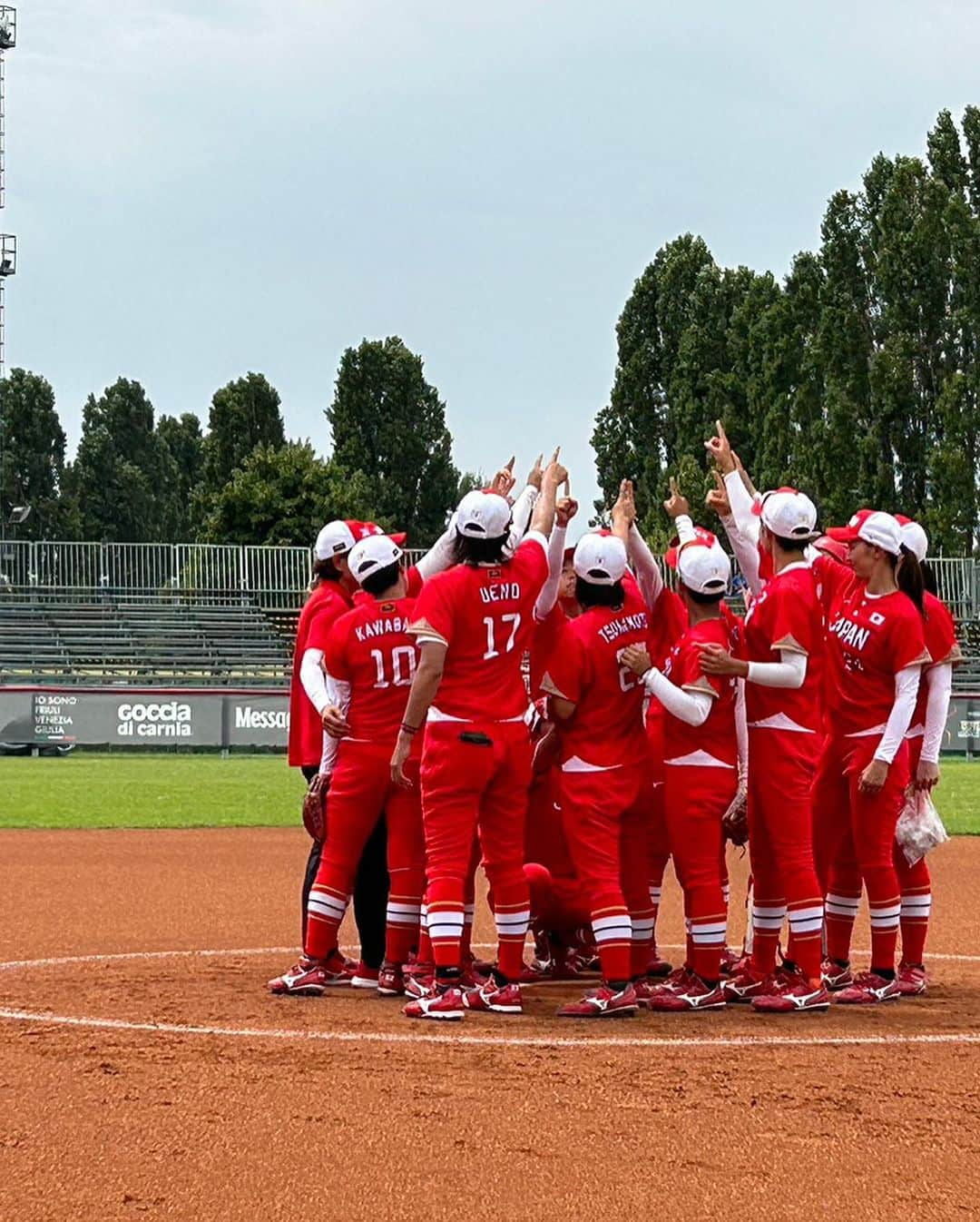 山田恵里さんのインスタグラム写真 - (山田恵里Instagram)「🥎🇮🇹WOMAN'S SOFTBALL WORLD CUP GROUP C🇮🇹🥎 来年のWORLD CUP FINALS行きをかけた戦いをしてきました🇯🇵 勝って当たり前、結果を出して当たり前。という中で試合をする事となった選手たち。 私も当たり前に勝って当たり前に結果を出す世界で生きてきました。 背負うものとは、 ｢背負うべき者が背負うもの｣ そう思って何十年もやってきました。 今回参加した選手の皆さんが何を感じどう捉えどう考えていたのか。 その場でしかわからない空気感が必ずあります。 そしてその立場にならないとわからないこともたくさんあります。 自分が経験したいい事も上手くいかない事も、自分の立場を理解し、自分に目を向け、自分が成長する為の努力をし続ければ、目先の結果ではなく、結果を出し続ける事が出来、誰かの力になる時が必ず来ます。 これからの戦いは決して簡単なものではないと思います。 しかし、それがやり甲斐で生き甲斐だと思います。 才能だけで勝ち残れる世界では無いです。 そんな簡単では無いこの世界で多くの事を学び、これからも強い日本であり続けて欲しいなと思いました。  今大会もたくさんの方が応援に来て下さいました！ 配信で応援もしていただきました！  本当にありがとうございました🙇‍♀️🥎  引き続き、よろしくお願いします🥎」7月31日 11時08分 - eriyamada19