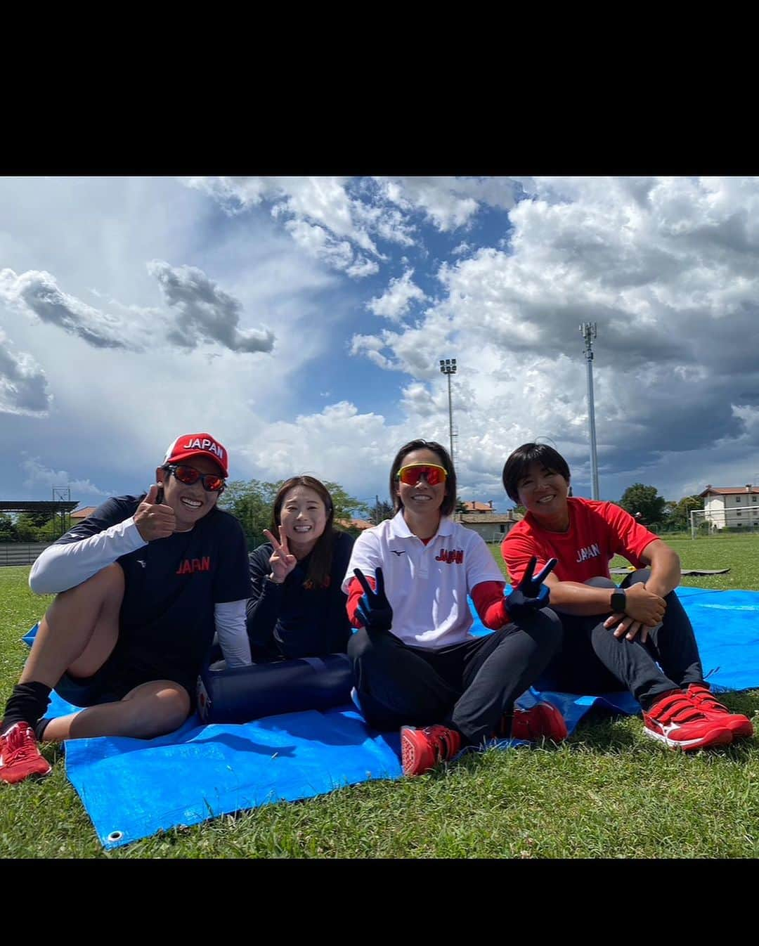 山田恵里さんのインスタグラム写真 - (山田恵里Instagram)「🥎🇮🇹WOMAN'S SOFTBALL WORLD CUP GROUP C🇮🇹🥎 来年のWORLD CUP FINALS行きをかけた戦いをしてきました🇯🇵 勝って当たり前、結果を出して当たり前。という中で試合をする事となった選手たち。 私も当たり前に勝って当たり前に結果を出す世界で生きてきました。 背負うものとは、 ｢背負うべき者が背負うもの｣ そう思って何十年もやってきました。 今回参加した選手の皆さんが何を感じどう捉えどう考えていたのか。 その場でしかわからない空気感が必ずあります。 そしてその立場にならないとわからないこともたくさんあります。 自分が経験したいい事も上手くいかない事も、自分の立場を理解し、自分に目を向け、自分が成長する為の努力をし続ければ、目先の結果ではなく、結果を出し続ける事が出来、誰かの力になる時が必ず来ます。 これからの戦いは決して簡単なものではないと思います。 しかし、それがやり甲斐で生き甲斐だと思います。 才能だけで勝ち残れる世界では無いです。 そんな簡単では無いこの世界で多くの事を学び、これからも強い日本であり続けて欲しいなと思いました。  今大会もたくさんの方が応援に来て下さいました！ 配信で応援もしていただきました！  本当にありがとうございました🙇‍♀️🥎  引き続き、よろしくお願いします🥎」7月31日 11時08分 - eriyamada19