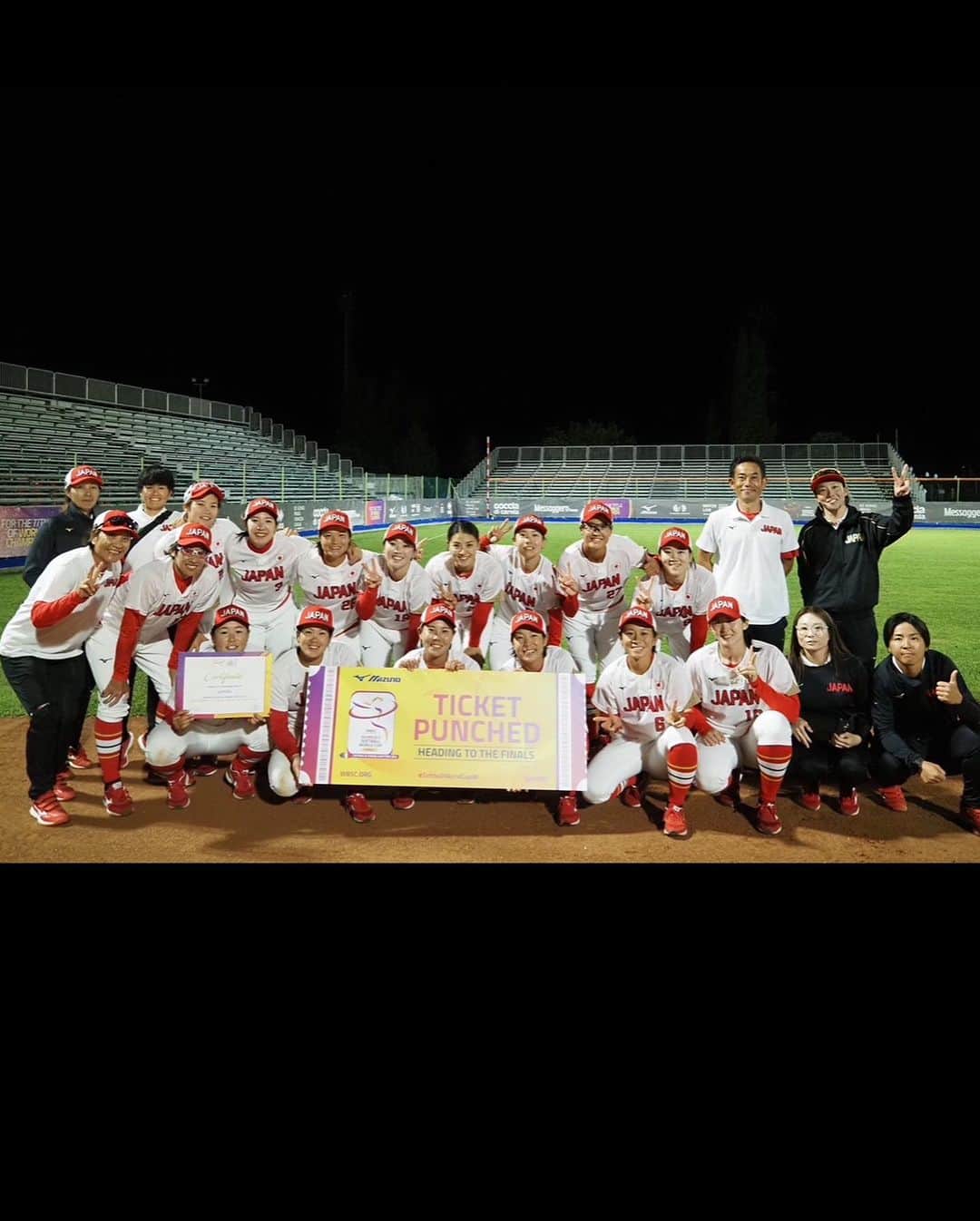 山田恵里のインスタグラム：「🥎🇮🇹WOMAN'S SOFTBALL WORLD CUP GROUP C🇮🇹🥎 来年のWORLD CUP FINALS行きをかけた戦いをしてきました🇯🇵 勝って当たり前、結果を出して当たり前。という中で試合をする事となった選手たち。 私も当たり前に勝って当たり前に結果を出す世界で生きてきました。 背負うものとは、 ｢背負うべき者が背負うもの｣ そう思って何十年もやってきました。 今回参加した選手の皆さんが何を感じどう捉えどう考えていたのか。 その場でしかわからない空気感が必ずあります。 そしてその立場にならないとわからないこともたくさんあります。 自分が経験したいい事も上手くいかない事も、自分の立場を理解し、自分に目を向け、自分が成長する為の努力をし続ければ、目先の結果ではなく、結果を出し続ける事が出来、誰かの力になる時が必ず来ます。 これからの戦いは決して簡単なものではないと思います。 しかし、それがやり甲斐で生き甲斐だと思います。 才能だけで勝ち残れる世界では無いです。 そんな簡単では無いこの世界で多くの事を学び、これからも強い日本であり続けて欲しいなと思いました。  今大会もたくさんの方が応援に来て下さいました！ 配信で応援もしていただきました！  本当にありがとうございました🙇‍♀️🥎  引き続き、よろしくお願いします🥎」