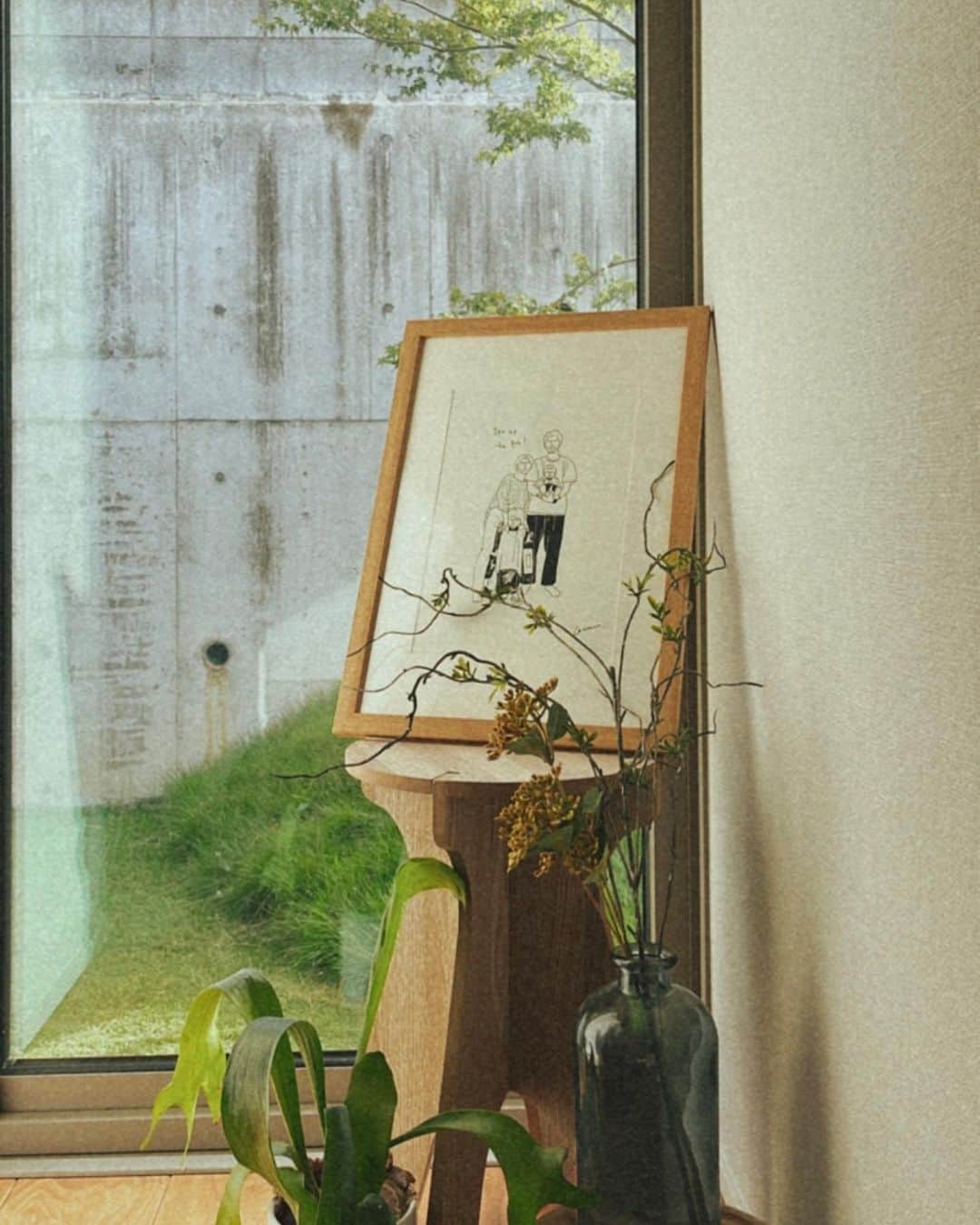 ungrid_minamiのインスタグラム：「. 実は、、、 家族がひとり増えました、、、♡ . 長男が産まれる前からconanさんに家族写真を描いてもらいたいと思い続け、次男が誕生しやっと叶いました！ . いまのこの家族の形がインテリアのひとつとしてずっと残ることがなにより嬉しい、、♡ . @conan_artdrawing さんありがとうございました😊」
