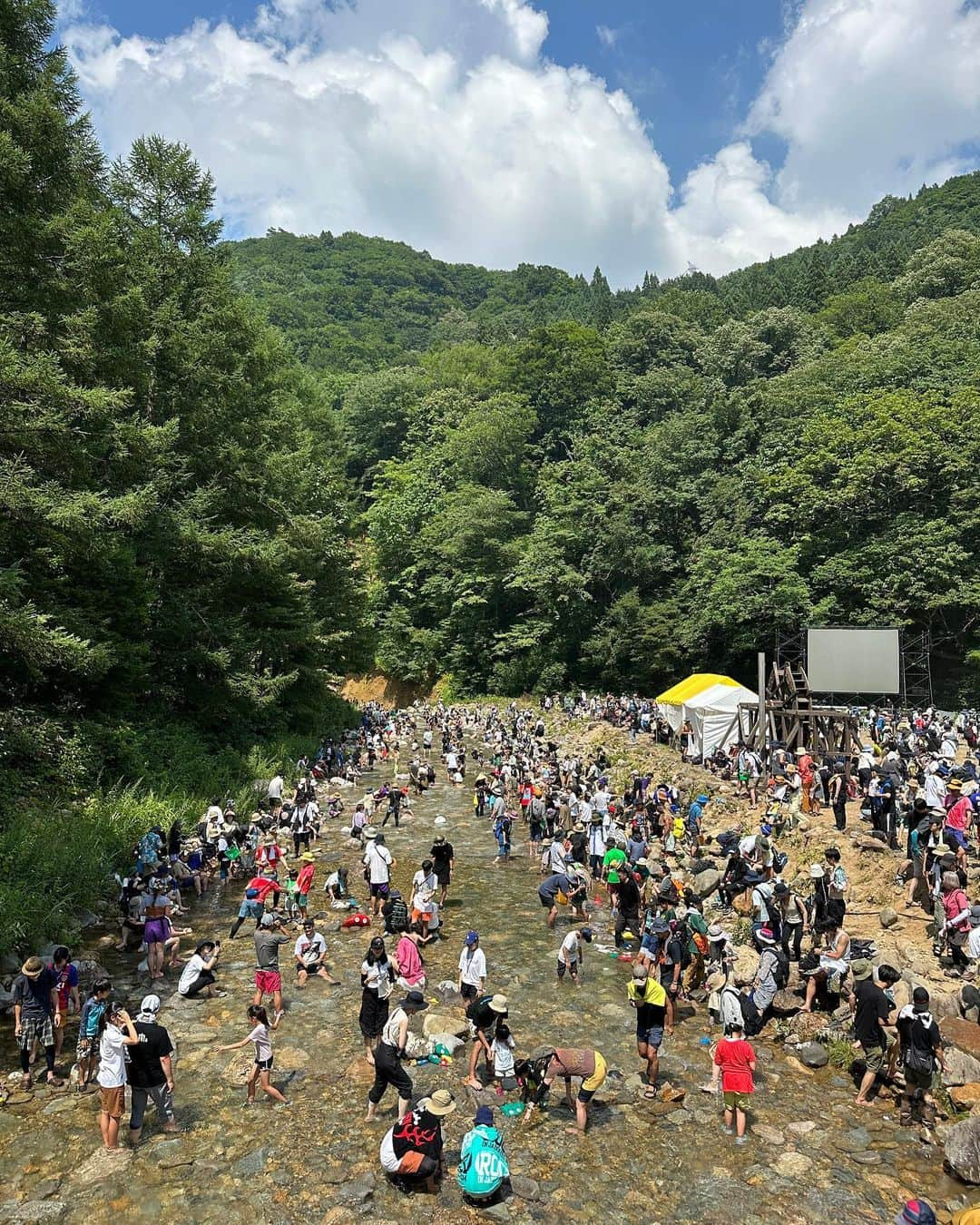 トムセン陽子さんのインスタグラム写真 - (トムセン陽子Instagram)「大好きな音楽を、大好きな場所で、大切な仲間と一緒に楽しんだ4日間が終わりました。  夢の中にいるような、本当に天国のような場所。 だって、今日はどのステージで、どの音楽聴いて、次何食べて、今から何飲もう？しか考えなくていいのだから（笑）  お天気もずっと味方してくれて、ミラクルだった。  もちろん4日間テントで寝泊まりは、それなりに過酷でもありました。  でも、それを遥かに凌駕するくらい、とびきりの空間で、ずっと笑顔が絶えない時間でした。  それは写真からたぶん「もういいよ」ってくらい伝わってると思います（笑）  あぁ、もうすでにフジロック・ロス😢  フジロック開催に向けて動いて下さった全ての方に感謝。  そして何より、私にこのとっておきの時間を与えてくれて、快く送り出してくれた家族に感謝の気持ちでいっぱいです。  ありがとう。  #フジロック #fujirock #感謝」7月31日 11時13分 - yokothomsen