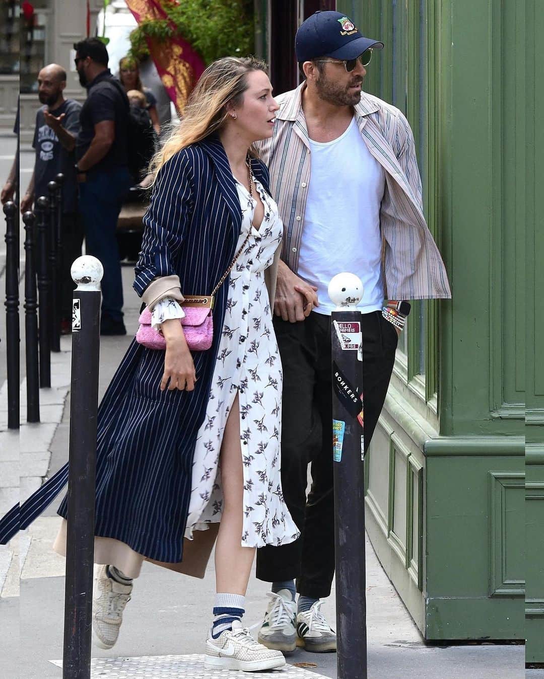 Just Jaredさんのインスタグラム写真 - (Just JaredInstagram)「Blake Lively holds hands with Ryan Reynolds as they headed to La Poule au Jar in Paris, France, for a romantic lunch date #BlakeLively #RyanReynolds Photos: Backgrid」7月31日 11時17分 - justjared