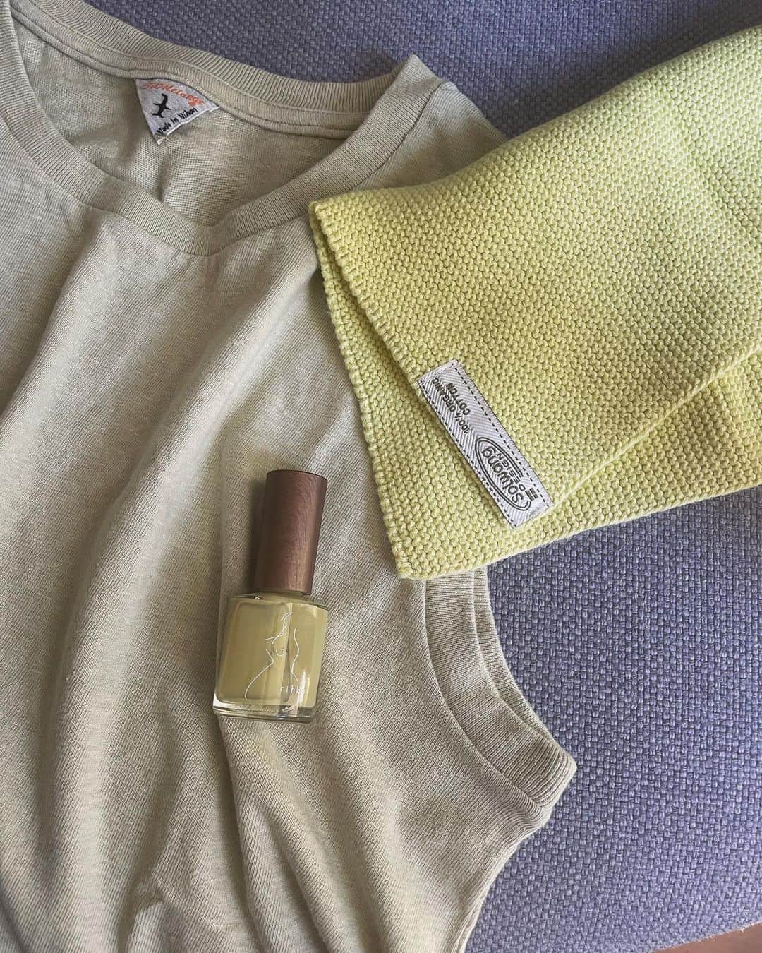 上村若菜のインスタグラム：「. mood..  全然関係なく買ったものから、 今の自分の気分を知る🥑🍋🍈  タンクトップ…#filmelange  ネイル…#rihka ディシュクロス…#solwangdesign   #wakamesfavorite #lifecolorstylist」
