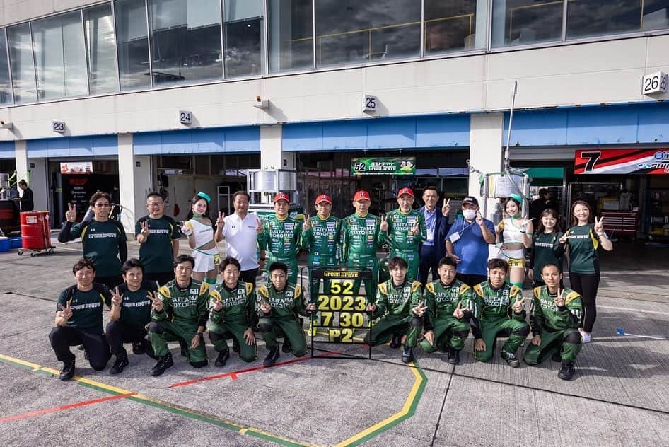 有栖未桜さんのインスタグラム写真 - (有栖未桜Instagram)「スーパー耐久 Rd.4 オートポリス戦 決勝日🏎🏁 ⁡ 52号車はフロントローからスタートし 大きなトラブルもなく 見事2位表彰台での完走となりました✨✨✨ ⁡ クラス1重いウェイトハンデを背負いながらも 2位という結果にびっくりだし 改めてほんとに強くてすごいチーム…！！👏💚 ⁡ 次回9/2~3の茂木戦もいい結果が残せるよう 熱い応援よろしくお願いいたします💚💚 2日間たくさんの応援 ありがとうございました🙇‍♀️ ⁡ ⁡ ⁡ ⁡ この2日間みんなに餌付けされて たくさん食べちゃったから 明日からちょっと自重しようっと！🫣💦笑 屋台の食べ物とか差し入れとかも ほんとにありがとうございました🥹💚💚 ⁡ ⁡ #スーパー耐久 #s耐 #埼玉トヨペットgreenbrave #greenbrave #埼玉トヨペットサポーターズ2023  #レースクイーン #rq #コスプレイヤー #ショートカッ党 #ポートレートモデル #有栖未桜 #みおるー沼 #followme」7月31日 11時27分 - miiion_official