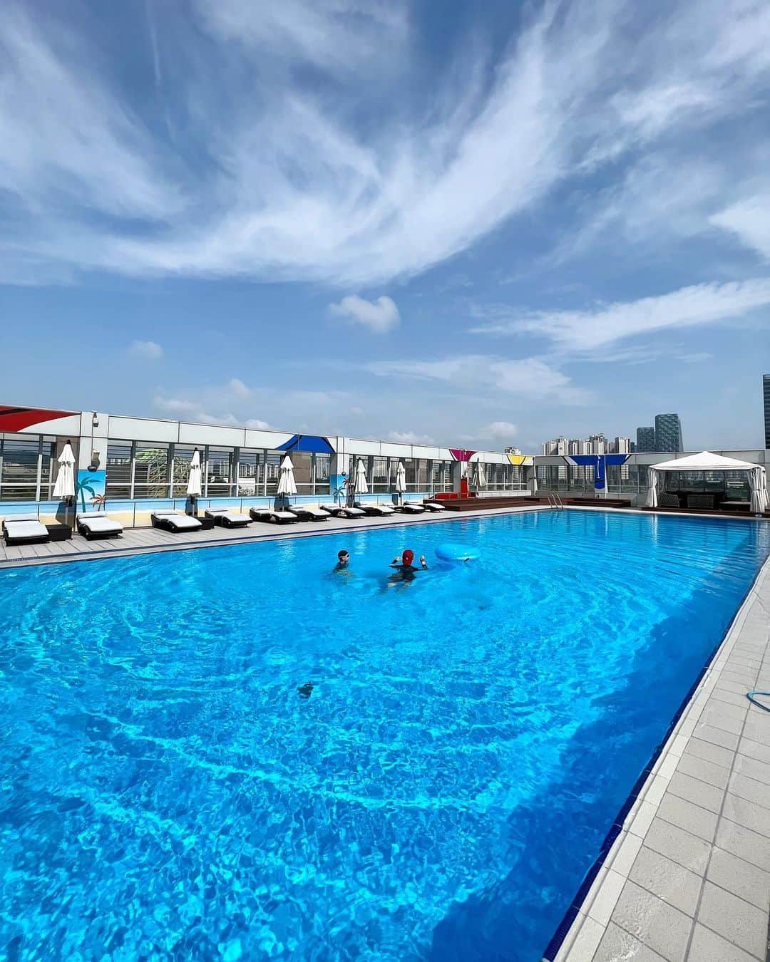 チェ・ジャヘさんのインスタグラム写真 - (チェ・ジャヘInstagram)「. 더워도 너무 덥다☀️ #풍덩🏊‍♀️ #여름방학 #비카인드 #폴라탐 #여행」7月31日 11時19分 - lovely_jahye