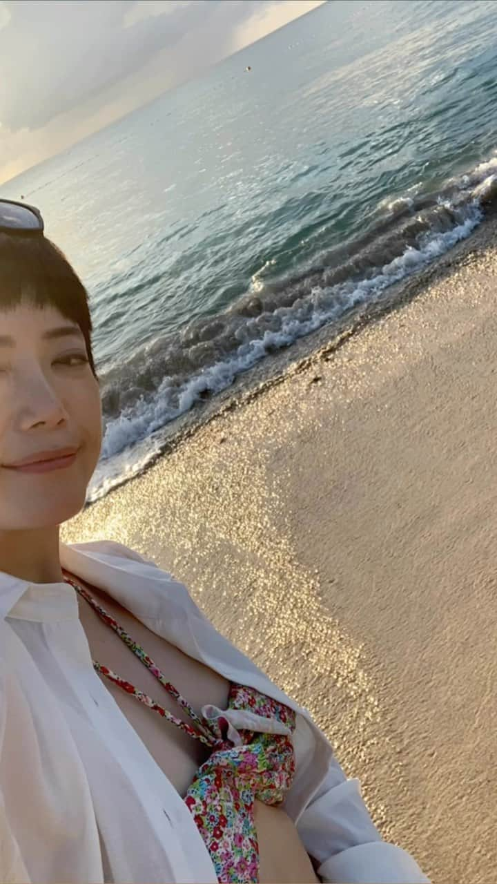 小川夏果のインスタグラム：「種子島の海。 #よきの海水浴場 台風が来る直前だったから少し海が濁ってたけどそれでも透き通っていて綺麗だった。久しぶりに水着を着た👙😙 監督伊地知拓郎が種子島高校で講師として呼ばれそのサポートで同行してきました。元気いっぱいの高校一年生の学生さんと触れ合う機会を頂き、とても楽しい時間を過ごせました。 感謝🕊✨  #海 #自然の美しさ #自然の力 #癒される #種子島 #鹿児島 #naturelovers #naturevideos  #日本の風景 #日本の美 #海のある生活 #海のある風景 #波の音 #波 #波の音に癒される」