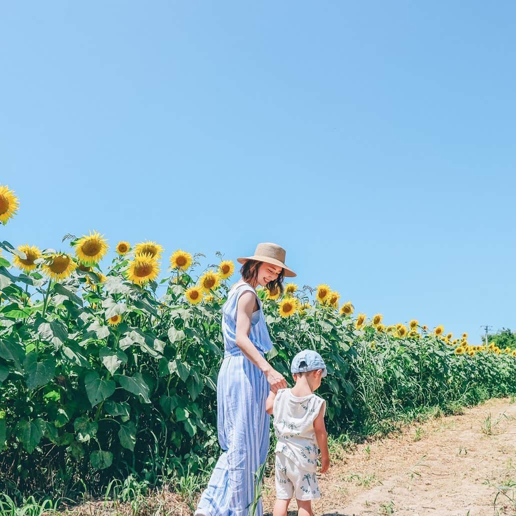 及川真珠のインスタグラム：「🌻  親子で撮影してもらえるなんて 嬉しすぎて。 ありがとう☺️💞  撮影 @miyagicafe_2canon5  @canonmikan   #親子コーデ#ひまわり#ひまわりの丘#ポートレート#ポートレートモデル#仙台モデル#モデル仙台#撮影会モデル」