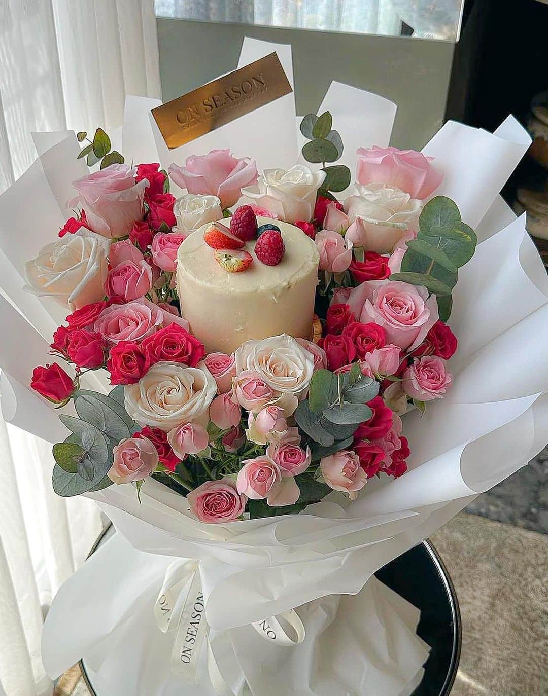 プレ花嫁の結婚式準備サイト marry【マリー】のインスタグラム：「ケーキが花束に....！！！ 🎂💐🍓🌹 ⁡ ⁡ びっくりしました...！ がんばったら自分でも作れるのでしょうか😱😱 ⁡ ⁡ すごく可愛いから、やってみたいと思いました🥹🥹🥹 ⁡ ⁡ regram @on.season.kw  ⁡ ⁡ ⁡ ⁡ * @marryxoxo_wd は世界中から見つけたときめくウェディング情報を発信するメディアです♡ ⁡ プロフィールURLのサイトから、 結婚式アイデアをたくさん見られます🪞 Instagramでは投稿していないテーマも たくさんあります𓊮𓍯 ⁡ ⁡ ⁡ #ウェディングケーキ#ウェディングケーキデザイン#ケーキ屋さん#誕生日ケーキ#バースデーケーキ#結婚式サプライズ#バースデーサプライズ#プレ花嫁」