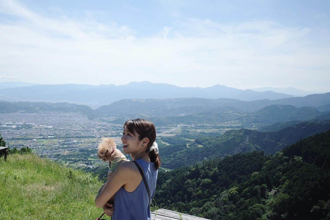 内山理名さんのインスタグラム写真 - (内山理名Instagram)「🏜️🦘🌿  神奈川県では夜景スポットとして有名なところ。 木漏れ日が綺麗で..山の上はびっくりするくらい涼しかった。  美味しい空気と夏の音に癒される。  日焼けしやすい私は、今年もいい色になってますね。」7月31日 11時34分 - rinauchiyama_official