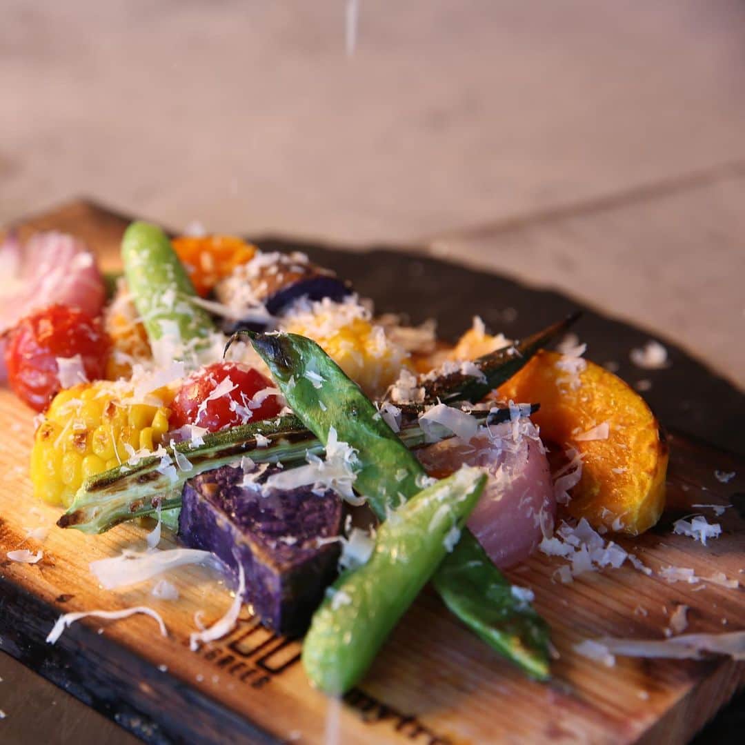 800DEGREES JAPANのインスタグラム：「* 800°DEGREES ARTISAN PIZZERIA  Our new MENU! 『Grilled seasonal vegetables on Wood plank』  This dish is topped with rodigiano cheese.  Click link to see full menu!  #800degreesjapan」
