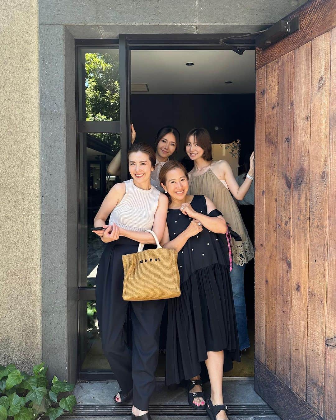 篠田麻里子のインスタグラム：「@yuko33nogami  @hanyito  @yukimikawashima   本当朝から声出して笑った😆 幸せな朝活🍴でした✨  来年の楽しみがまた増えたなぁ😘🥂  ハニーちゃんのリボン👧用に♡  #マリ活」