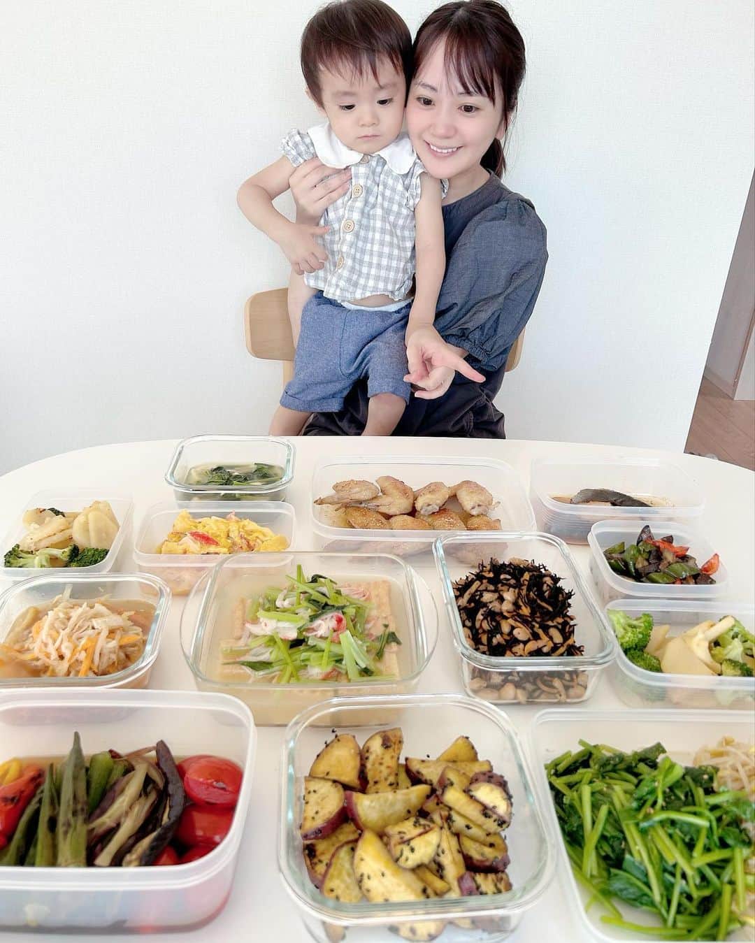 浜田翔子さんのインスタグラム写真 - (浜田翔子Instagram)「初めて産前産後ケアサービス @35.care  お友達に教えてもらって利用してみました☺️  今回は 作り置き料理を作ってもらいました✨ 材料は準備しても、 買い出しからお願いすることもできます。 2時間ほどで13.14品目作ってもらいました✨ お昼ご飯に坊やと 早速食べたのですが、、 凄く美味しかった🥺  人に作ってもらったお料理ってこんなにも美味しいんだ。。て感動してました。。🥺🥹🌸  出産後は 1ヶ月はお家で身体を休めないとなんだけど。 （これしらない人多いですよね。。私も妊娠中知りました！）  両親、兄妹、友達などにサポートが必要な時期なのだけど、 無理な場合などに 利用するのもいいですね✨  産前産後といっても 期間とかはないので 育児で大変な時お願いするのにも いいなと思いました。  一歳半のわんぱく坊やと 2人目妊娠中なので メンタルやられる事も凄く多いのですが、、 （つわりとマタニティブルーと育児ノイローゼ🤢） 栄養満点料理だと元気にいれそうです☺️  地域によっては 産後ケアにかかる費用の一部を助成されたりもするので もっとこういうサービスがある事が拡まるとママの家事育児の負担は 少しでも違うのかなと思いました☺️  写真の私の顔はぼろぼろすっぴんだけど お料理は最高。。🤭  #産前産後ケア  #産後ケア　#作り置き #作り置きおかず」7月31日 12時01分 - shoko_hamada