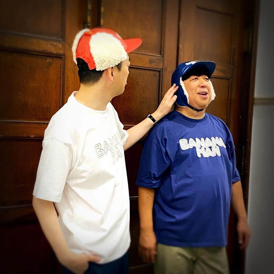 バナナマンのインスタグラム：「. 【着用アイテム】  設楽 ・ボアCAP　 color :RED　size : F （アジャスター調整可） ・T-シャツ　BANANAMAN TEE　color：WHT　size：M  日村 ・ボアCAP　 color :NVY　 size : F （アジャスター調整可） ・T-シャツ　BANANAMAN TEE　color：NVY　size：L  #bananaman #bananamangoods  #bananamanlive #バナナマン #バナナマンライブ #bananamanliveO #バナナマングッズ」