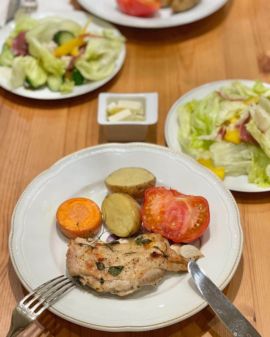 藤原美智子さんのインスタグラム写真 - (藤原美智子Instagram)「もう一つの月曜日恒例 #夫週末料理 #チキンのオーブン焼き  鶏のもも肉をニンニクとオレガノ、ローズマリー、レモン汁、オリーブオイルでマリネして1時間。その後、オーブンで25分ほど。 ジャガイモとニンジンは鶏と一緒に、トマトは時間差でオーブンに。  サラダはレタス、きゅうり、パプリカ、生ハム。 鉢植えのハーブ類が大活躍ー❣️🌿  にしても、焼きトマトは美味しいなぁ💓  #おうちごはん #料理男子  #ごちそうさまでした💓 #藤原美智子」7月31日 11時54分 - michiko.life