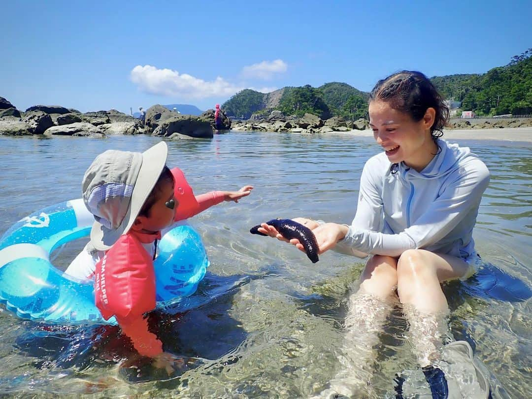 仲川希良さんのインスタグラム写真 - (仲川希良Instagram)「久しぶりに式根島へ ・ 息子は初めての海水浴を心底楽しみに熱心にイメトレを重ねていたのだけど ・ 熱い砂に泣き 海水の塩っぱさに泣き ・ ほんものはやっぱり 触れてみないと分からない ・ ・ でも小一時間遊ぶうちに 貝を剥がして観察するという自分なりの楽しみを見つけたようです ・ ・ ジリジリ照りつける陽射しの下での磯遊び 親子共々 @montbell_official のハットとラッシュガードに守ってもらいました ・ ・ ・ #🏝️ #🌊 #海水浴 #磯遊び #親子でアウトドア #島旅 #式根島 #石白川海岸  #モンベル #montbell」7月31日 11時55分 - kiranakagawa