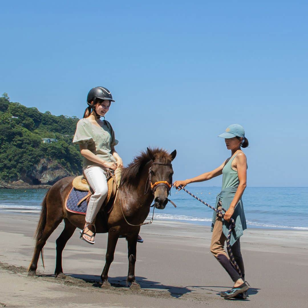 ホテルニューアカオ　熱海温泉＆リゾートさんのインスタグラム写真 - (ホテルニューアカオ　熱海温泉＆リゾートInstagram)「ACAO BEACHでは、熱海ブルーの海が広がるプライベートビーチを活かし、砂浜で乗馬体験をお楽しみいただけます。心地良い波音を聴きながら砂浜を一緒に散歩したり、海を背景に記念撮影もございます。都心の喧騒から離れ、大自然を満喫する非日常体験と、夏の思い出となる素敵な時間をお過ごしください。 #ACAO #ACAOBEACH #乗馬 #乗馬体験 #ビーチ #砂浜 #海 #アクティビティ #夏休み #熱海 #ATAMI #体験」7月31日 12時00分 - acao_spaandresort