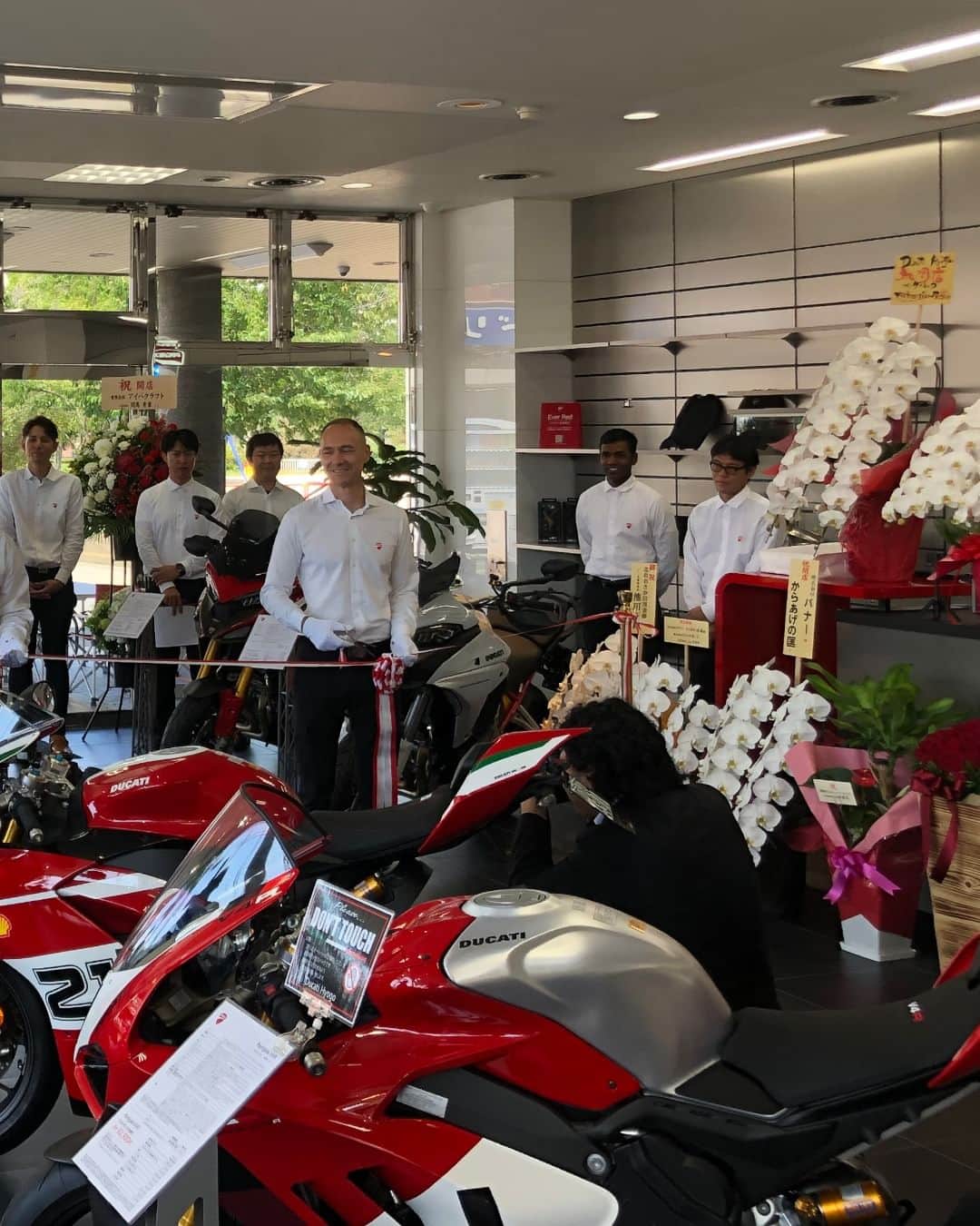 Ducati Japanさんのインスタグラム写真 - (Ducati JapanInstagram)「7/29、ドゥカティ兵庫がグランドオープン！  オープニングセレモニーでは、株式会社バナー社長である兼田氏とドゥカティジャパン社長挨拶の後、テープカットが行われました。その後スタッフとゲスト全員で乾杯を行いグランドオープンを祝いました。  お客様のドゥカティをベストコンディションに保つお手伝いをさせて頂くとともに、ドゥカティの世界観を余すところなく発信し、多くのお客様に愛される店舗をめざしてまいります。  ドゥカティ兵庫の詳細等はドゥカティ公式Webサイトからご覧ください。  #ドゥカティいいじゃん #ドゥカティ #DUCATI」7月31日 12時00分 - ducatijapan