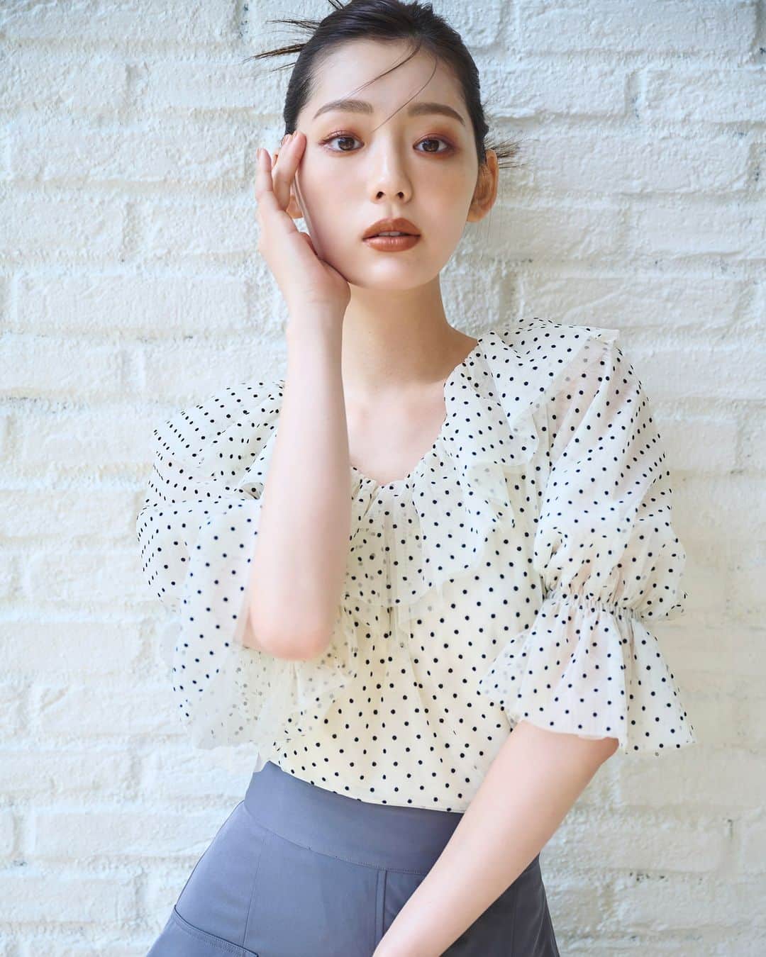 NATURAL BEAUTY BASICのインスタグラム：「Frill blouse × Cargo skirt  ■フロッキードットフリルブラウス ¥8,470 tax in size:FR color:クロ/エクリュ #0173210731  ■フレアカーゴスカート ¥9,460 tax in size:M/PS color:チャコール/セージグリーン #0173220730  フロッキードットを施したフェミニンなチュールブラウスと、 ミリタリーライクなカーゴスカートの甘辛MIXが新鮮。 たっぷりと寄せたブラウスのギャザーが ドラマチックな表情を演出♡  スカートのハリ＆ツヤが醸し出すリッチ感が、 ブラウスのシックな雰囲気としっくりマッチ。  ---------------------------------  Limited Edition Autumn mood Feat.Riho Nakamura  中村里帆さんが着こなす、リミテッドエディションをお届け。 リュクスなディープカラーに、ムード溢れる構築的なシルエット、 センシュアルな肌見せ… 秋の始まりを感じさせるドラマチックなスタイリングに注目です。  新作のリミテッドエディションは 7/25(火)～SANEI bd ONLINE予約スタート、 8/4(金)〜SANEI bd ONLINE、限定店舗にて発売となります✨  ＜取り扱い店舗・オンラインストア＞ 札幌ステラプレイス エスパル仙台 ルミネ大宮 ルミネ池袋 ルミネ荻窪 新宿ミロード 銀座インズ ラゾーナ川崎 ジョイナス タカシマヤゲートタワーモール 阪急三番街 ルクア大阪 京都ポルタ 天神地下街 NBB公式オンラインストア（SANEI bd ONLINE)  詳しくは @naturalbeautybasic_official プロフィールのURLより webカタログをチェック♪  #中村里帆 さん #ドットブラウス #カーゴスカート #シアーブラウス  #秋先取り #秋コーデ #夏コーデ #お出かけコーデ #オフィスコーデ #オフィスカジュアル #通勤コーデ #大人可愛い #カラーコーデ  #着回しコーデ #きれいめカジュアル  #ベーシックコーデ #ベーシック #ナチュラルコーデ #トレンドスタイル #シンプルコーデ #ナチュラルビューティーベーシック #naturalbeautybasic」