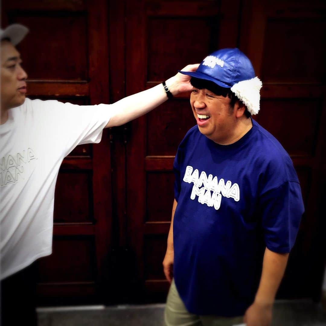 バナナマンさんのインスタグラム写真 - (バナナマンInstagram)「. 【着用アイテム】  設楽 ・T-シャツ　BANANAMAN TEE　color：WHT　size：M  日村 ・ボアCAP　 color :NVY　size : F （アジャスター調整可） ・T-シャツ　BANANAMAN TEE　color：NVY　size：L ・Dickies × bananaman Cotton Work Pants　color : BEG　size：38  #bananaman #bananamangoods  #bananamanlive #バナナマン #バナナマンライブ #bananamanliveO #バナナマングッズ」7月31日 12時00分 - bananaman_goods_official